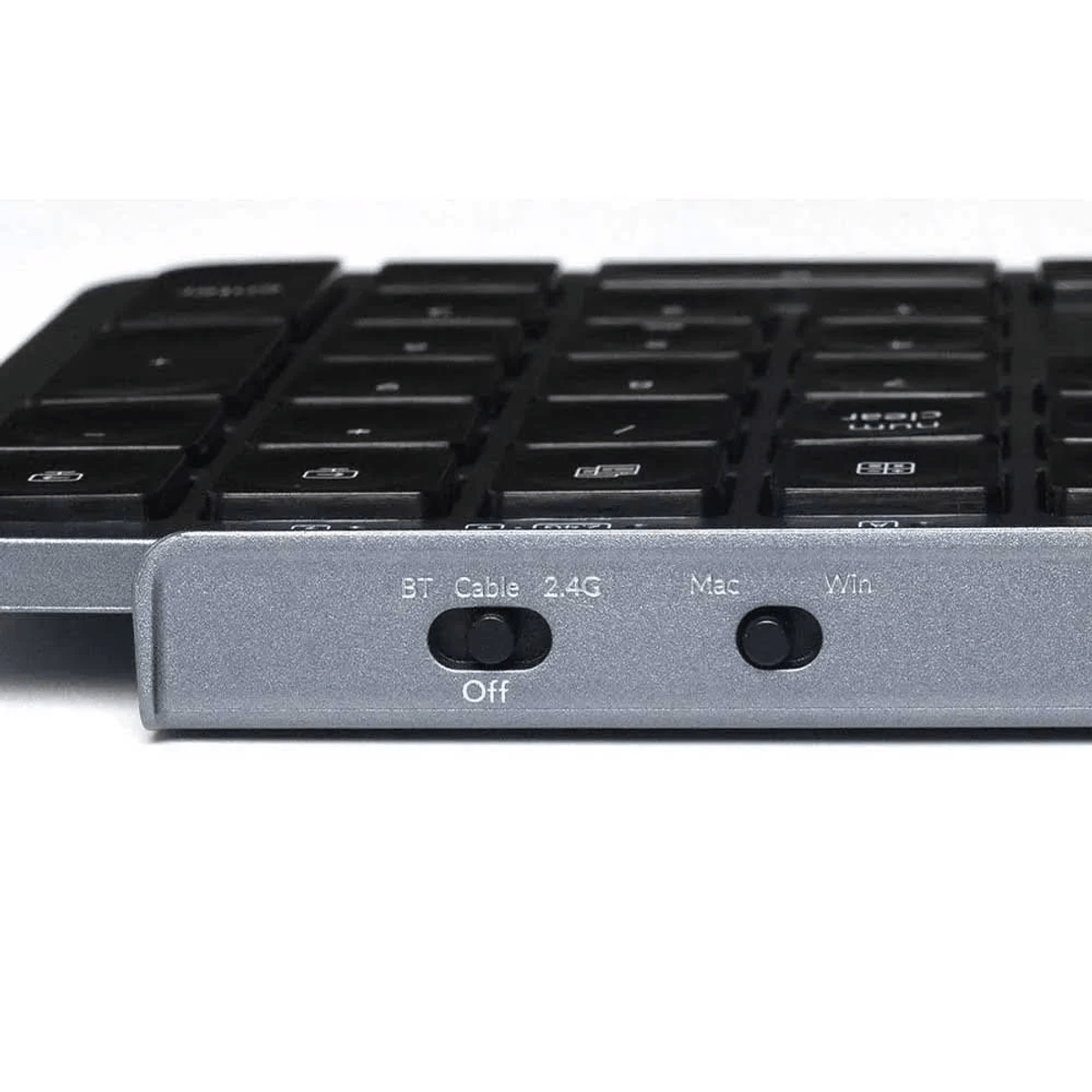 Primo piano del pannello laterale della tastiera con interruttori di connettività per modalità Bluetooth, cavo, 2.4G, Mac e Windows.