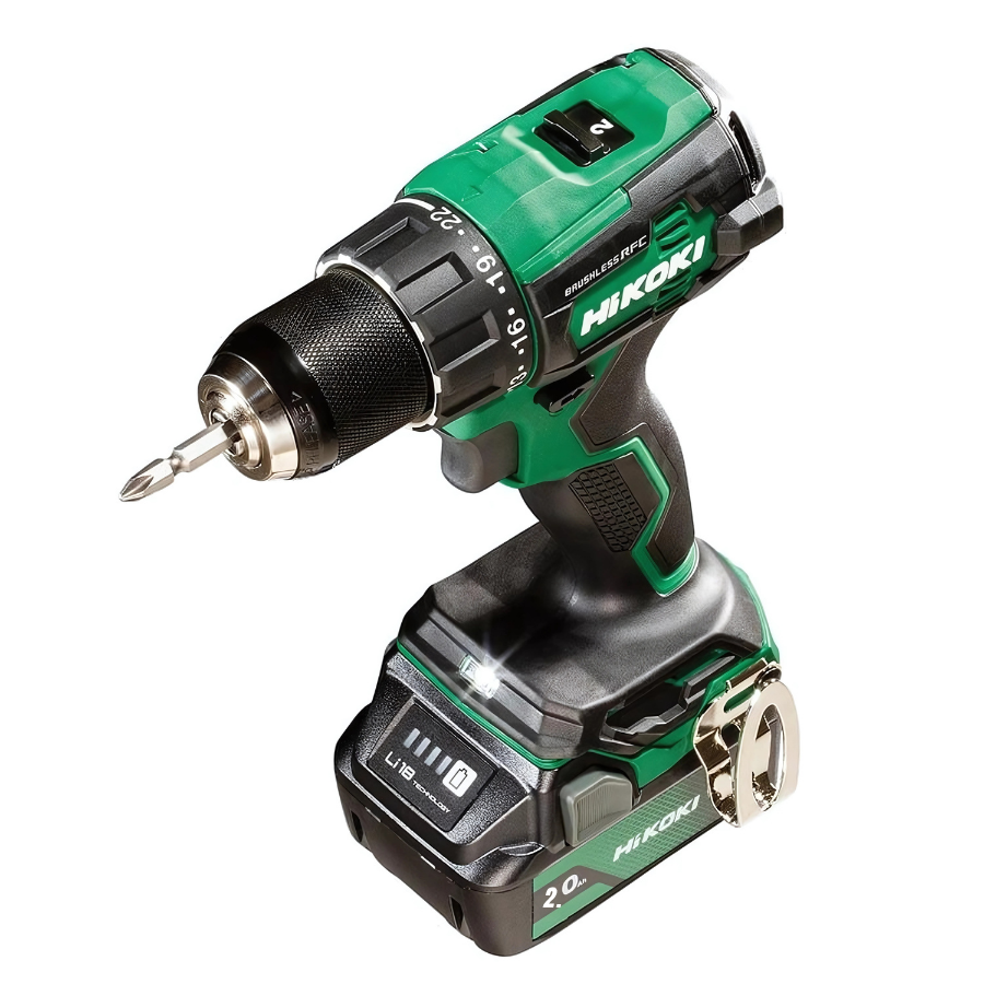 Trapano a batteria HiKOKI verde e nero con inserto inserito e batteria da 2,0Ah montata su sfondo bianco.