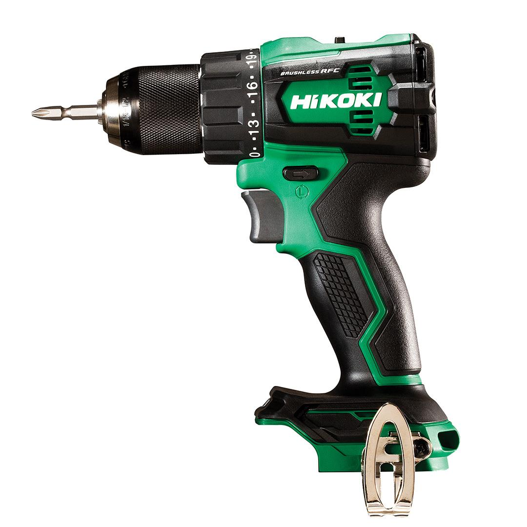 Un avvitatore a batteria HiKoki nero e verde con inserto inserito e gancio per cintura su sfondo bianco.