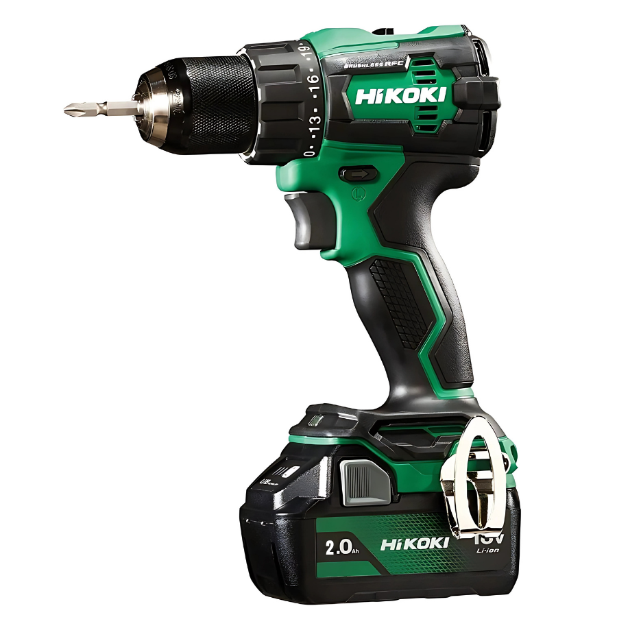 Un trapano a batteria HiKOKI verde e nero con un inserto inserito su sfondo bianco.