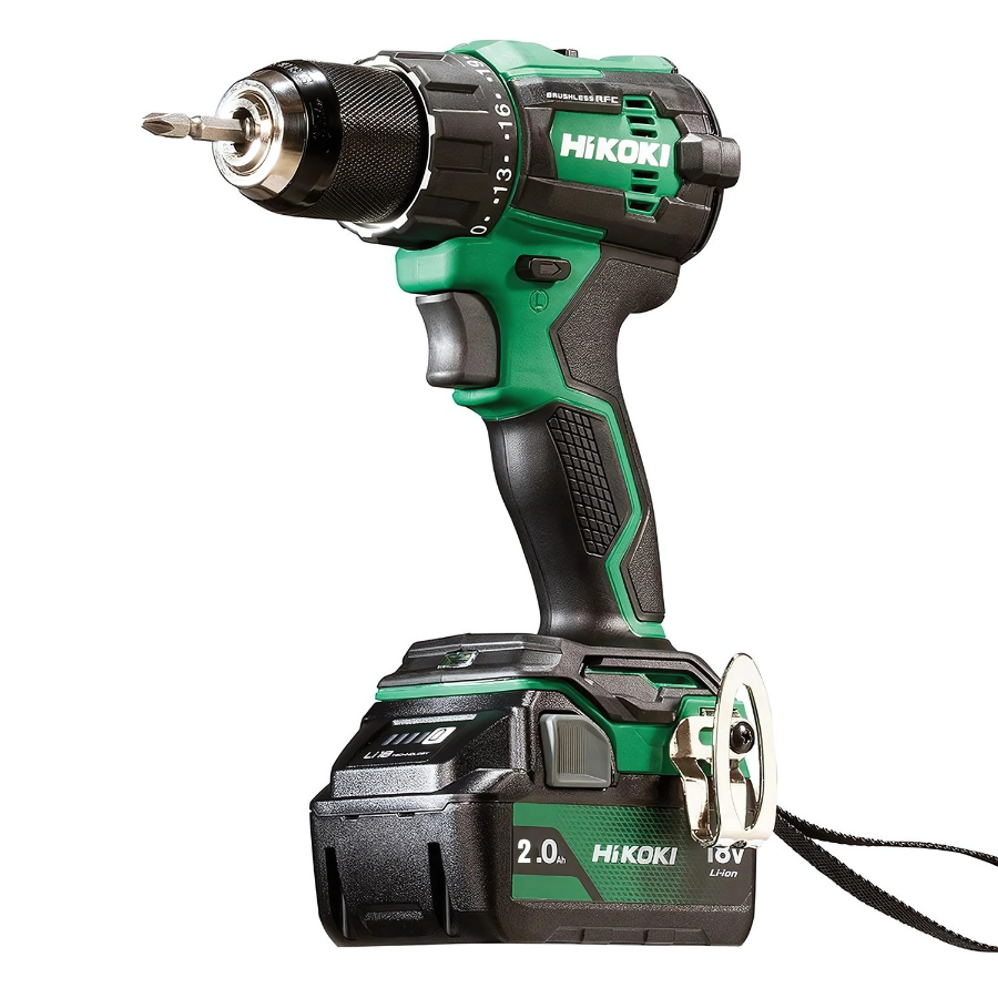 Un trapano a batteria verde e nero con punta nel mandrino e batteria da 2,0Ah su fondo bianco.