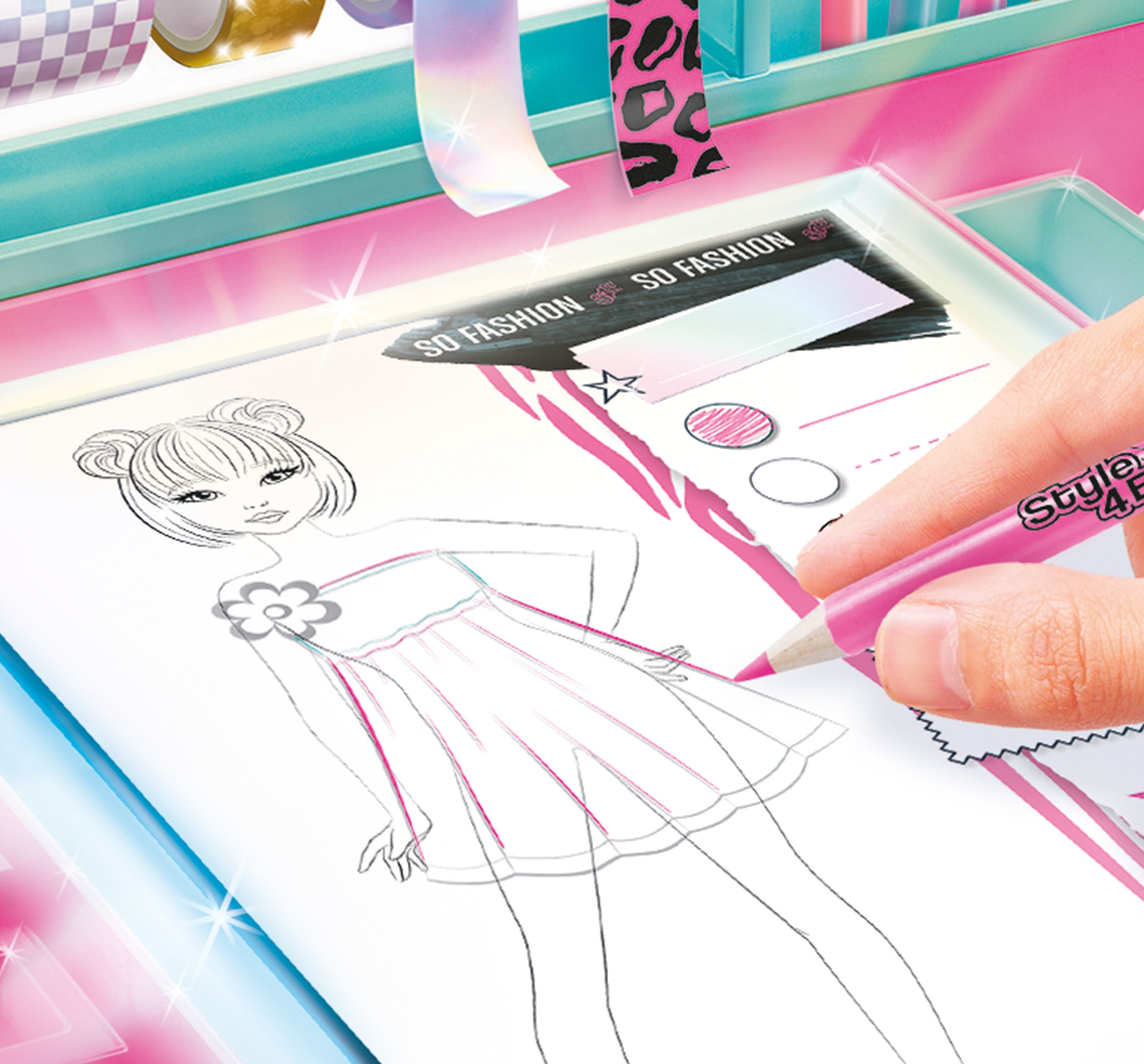 Una mano dibuja moda en una página para colorear con cintas de colores al fondo.