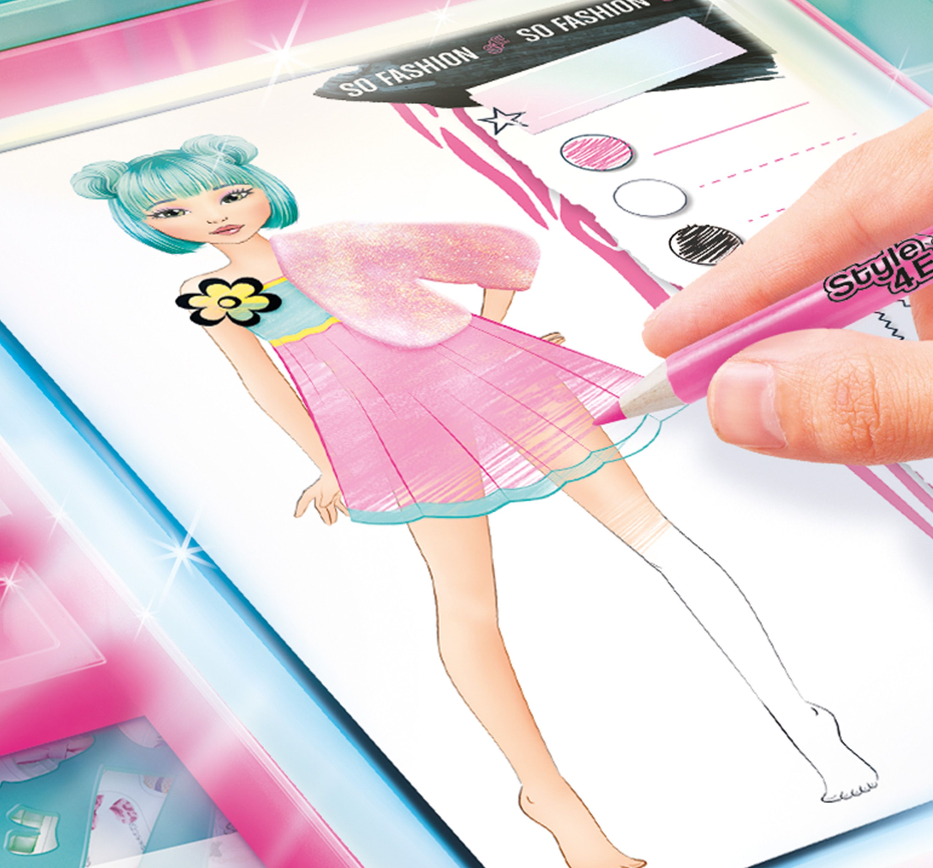 Una mano usa un lápiz rosa para colorear un cuaderno de bocetos de diseño de moda.