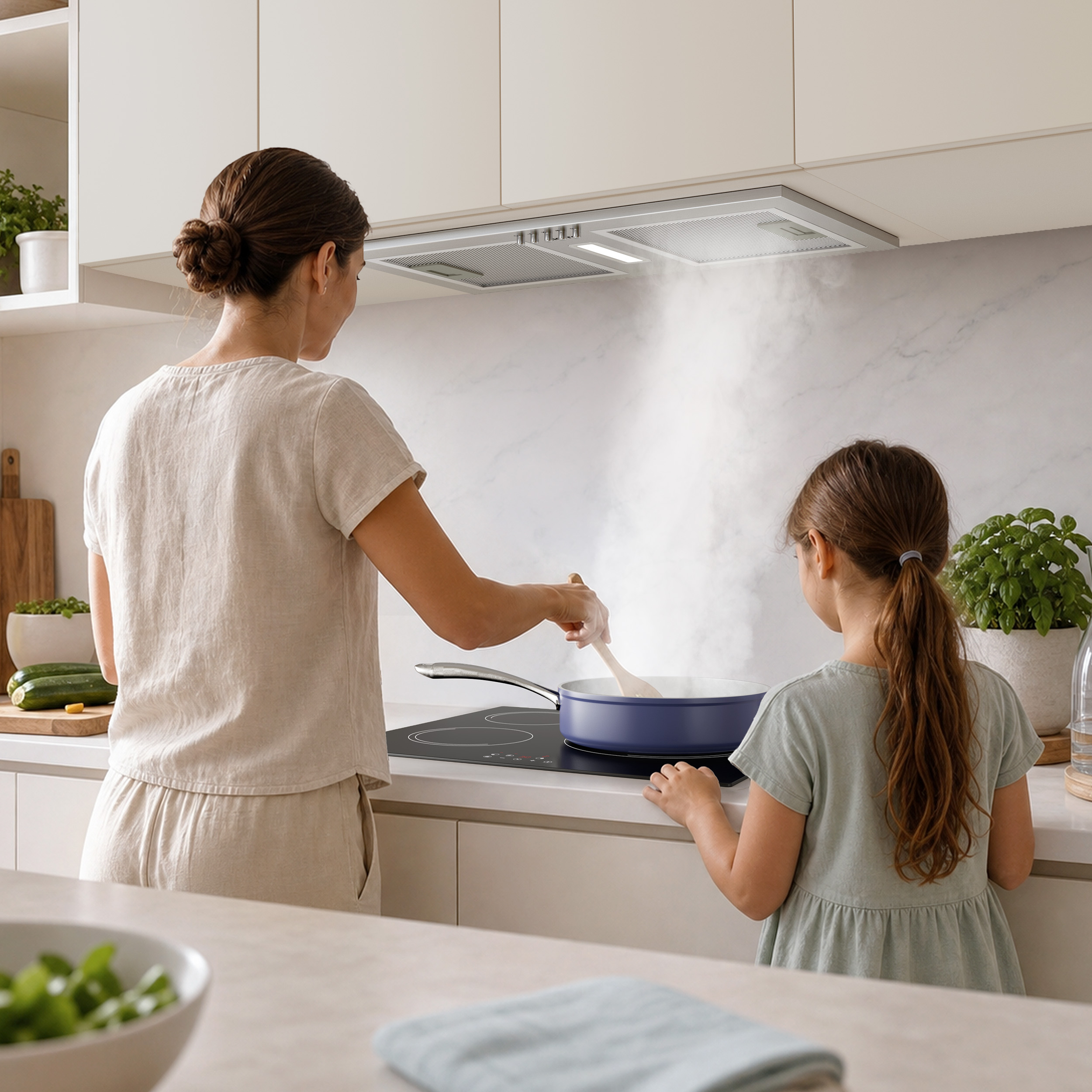 Una donna e una bambina cucinano in una cucina luminosa, con vapore da una padella blu che sale verso la cappa.