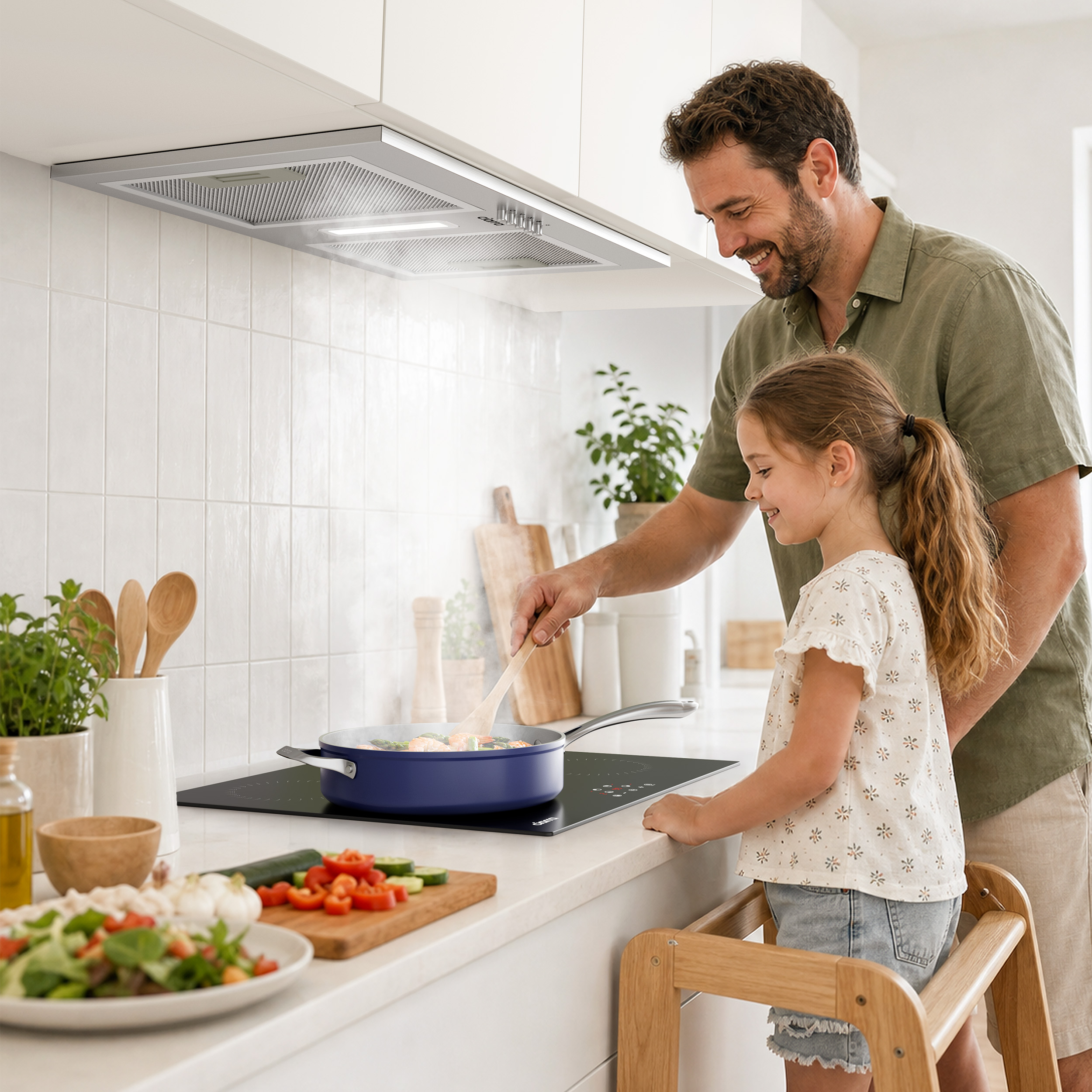 Un padre e sua figlia cucinano insieme sui fornelli in una cucina moderna mentre sale il vapore.