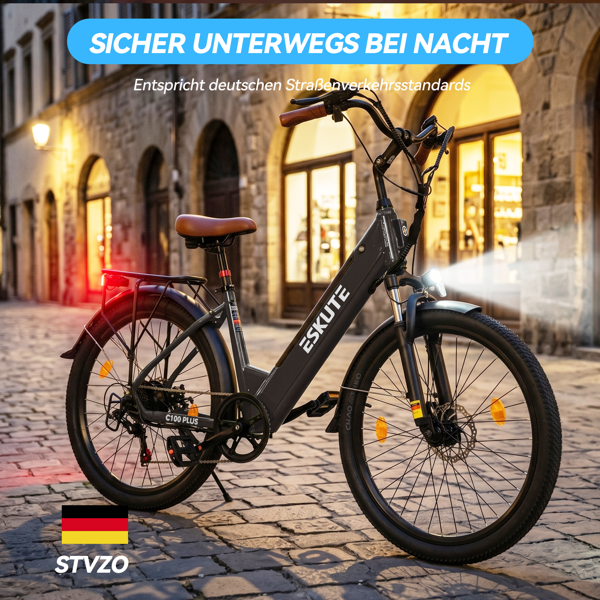 Ein graues E-Bike auf einer nachts beleuchteten Altstadtstraße mit deutschen Texten und STVZO-Logo.