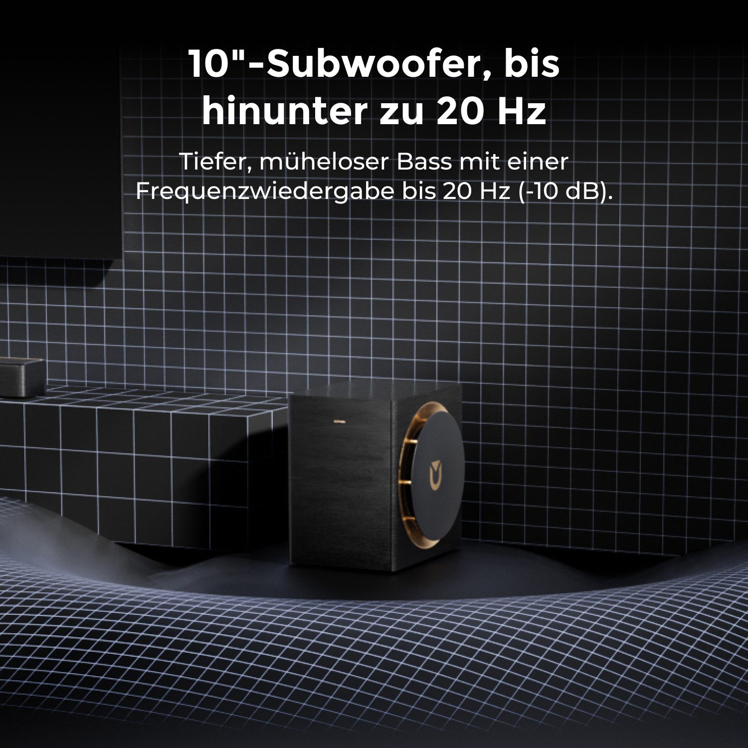 Ein schwarzer Subwoofer mit goldenem Akzent steht vor einer schwarz-weißen Gitterwand.