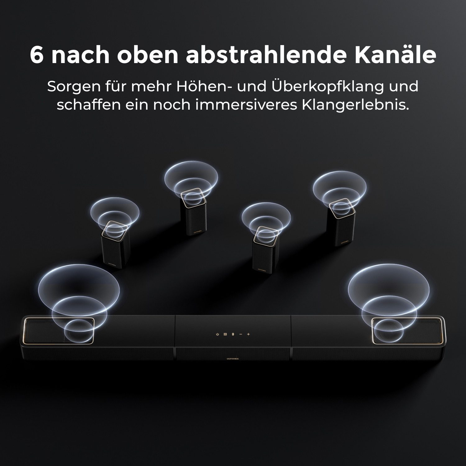 Eine schwarze Soundbar und vier kleine Lautsprecher strahlen Schallwellen nach oben ab, vor dunklem Hintergrund.