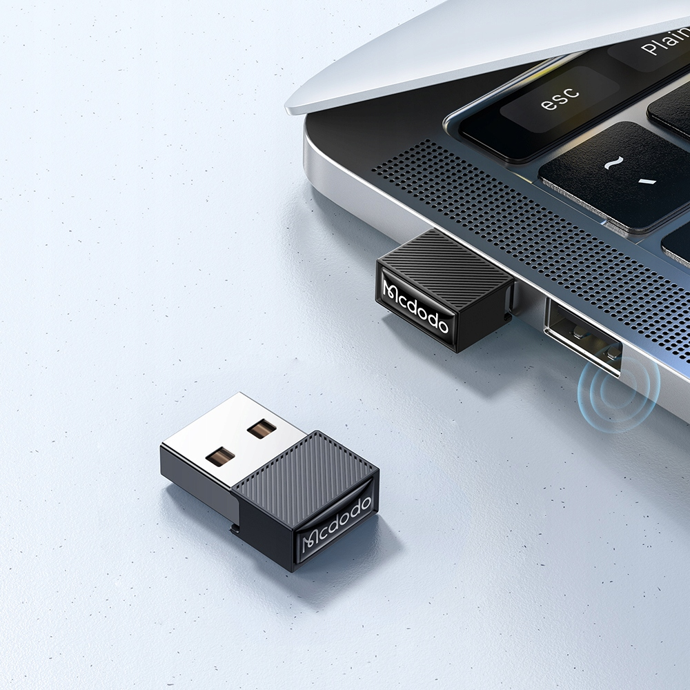 Un adattatore USB Mcdodo nero collegato a un computer, con un altro sulla scrivania.