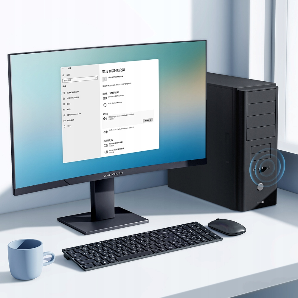 Una scrivania con un monitor che mostra le impostazioni di Windows, tastiera nera, mouse, torre PC e una tazza blu.