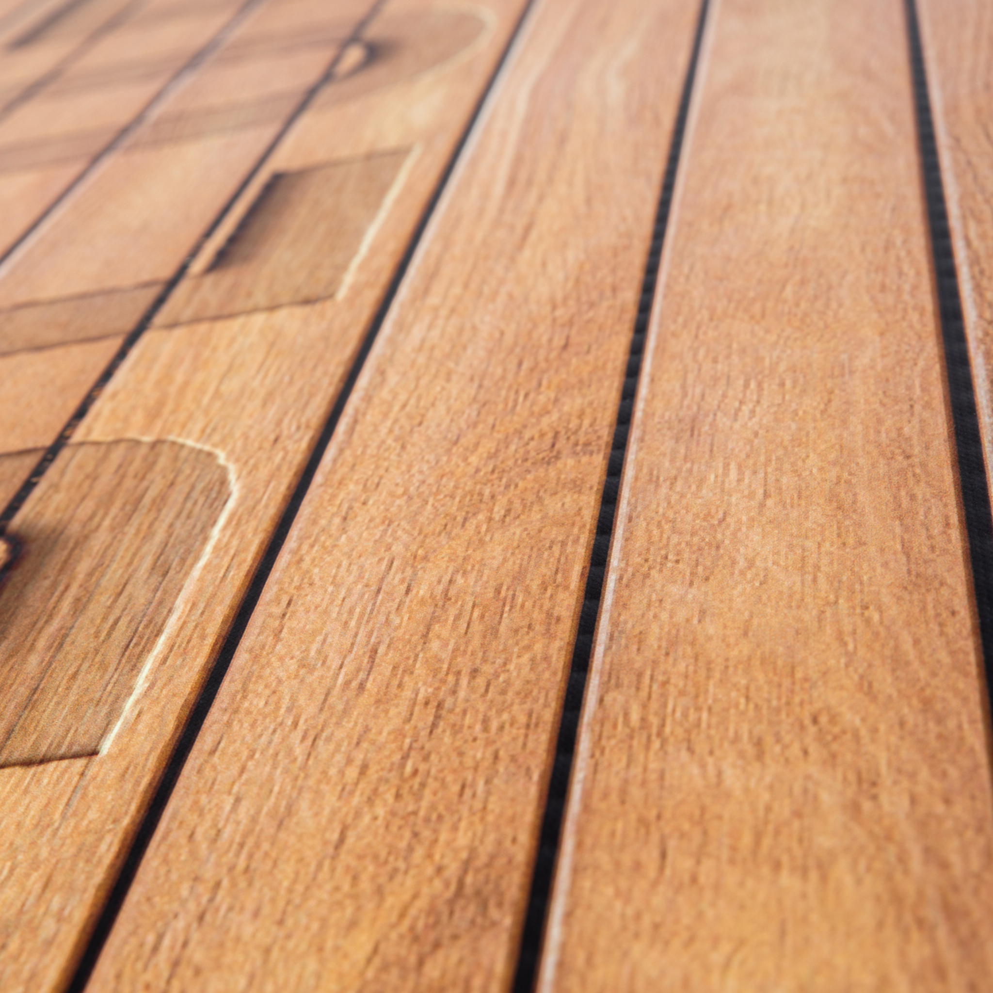 Nahaufnahme von Teakholzplanken im Schiffsdeck-Stil mit dunklen Fugen.