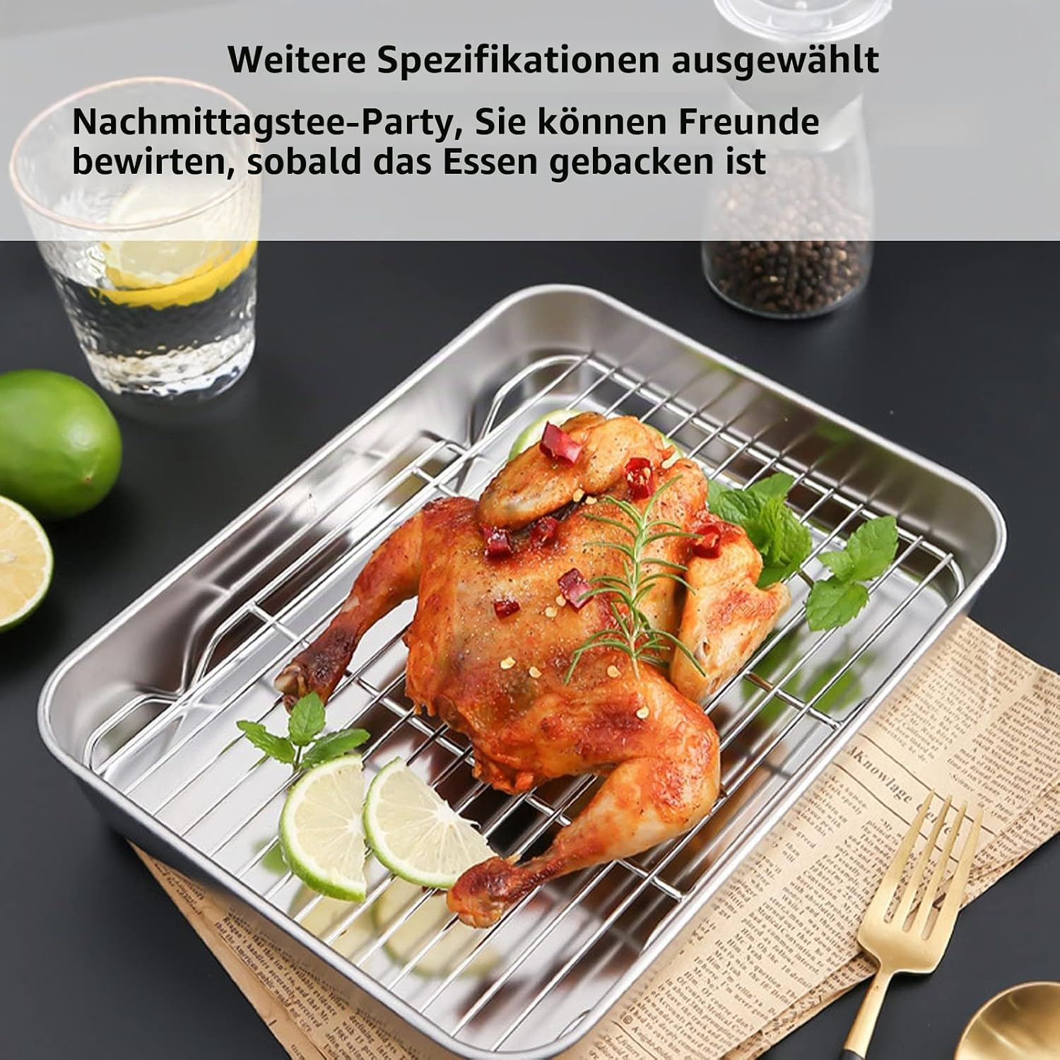 Gebratenes Hähnchen auf einem Metallrost mit Zitronenscheiben, Kräutern und Gewürzen.