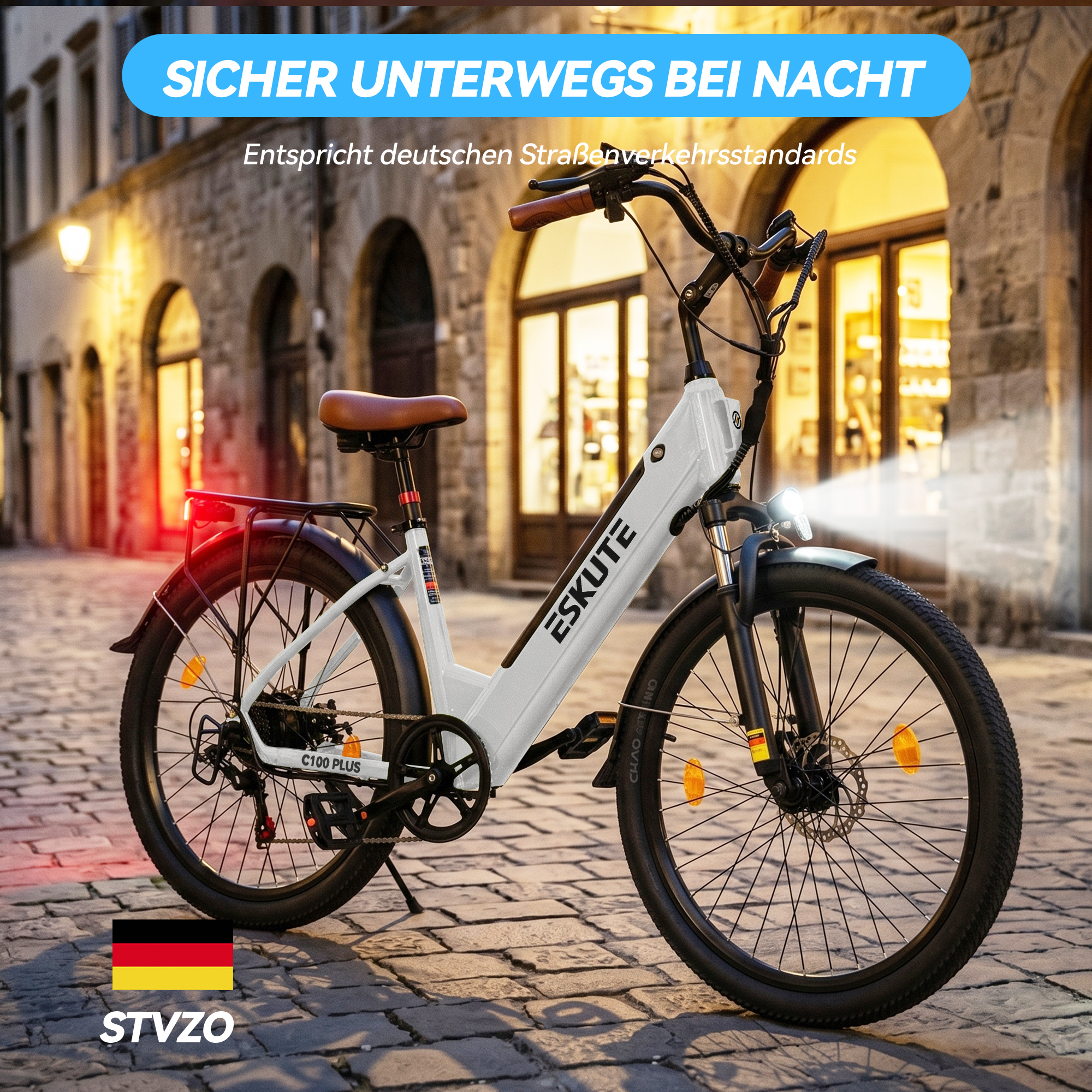 Ein weißes Eskute C100 Plus E-Bike steht auf einer nächtlichen Altstadtstraße mit StVZO-Zulassung.