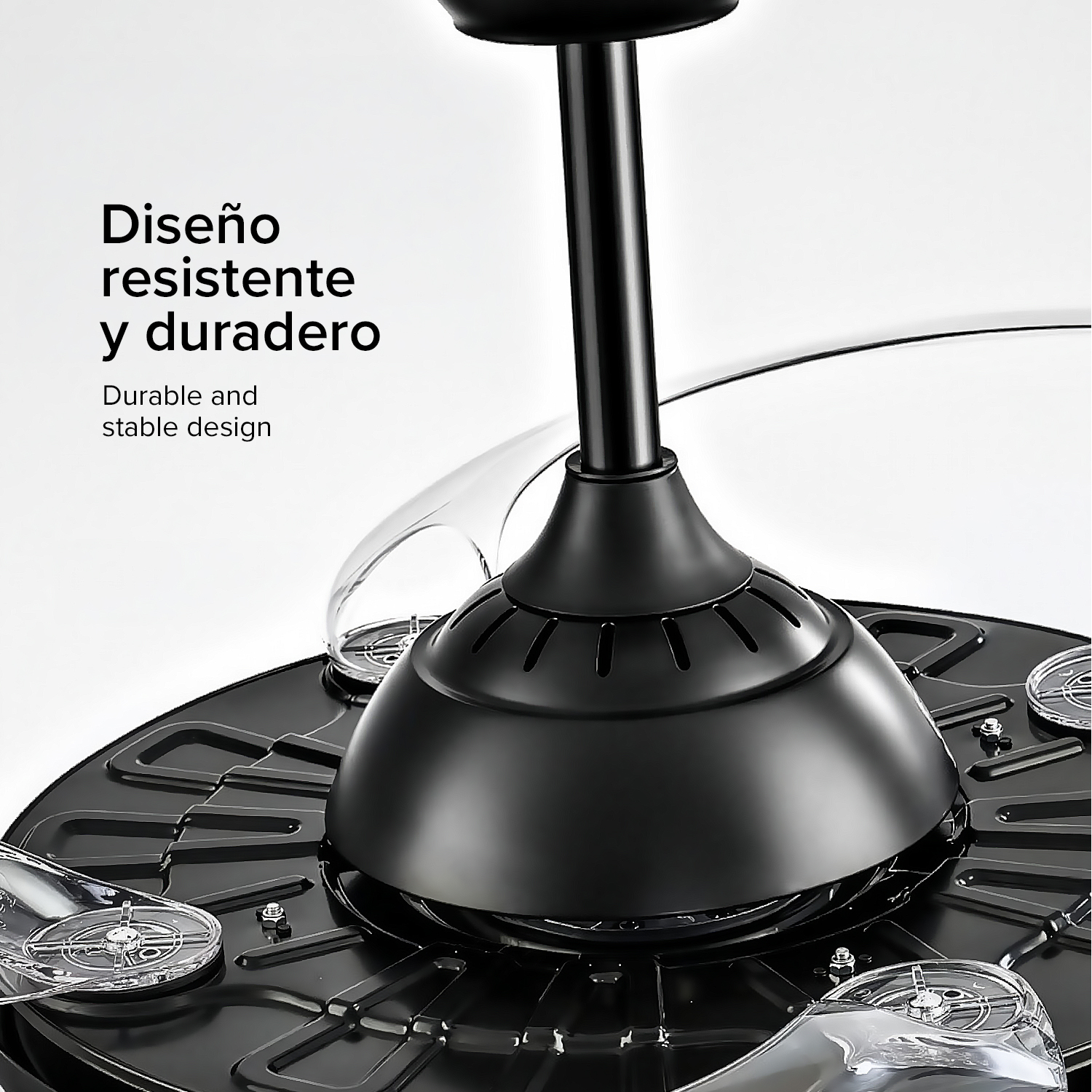 Primer plano de un ventilador de techo negro con aspas acrílicas transparentes. Texto a la izquierda.