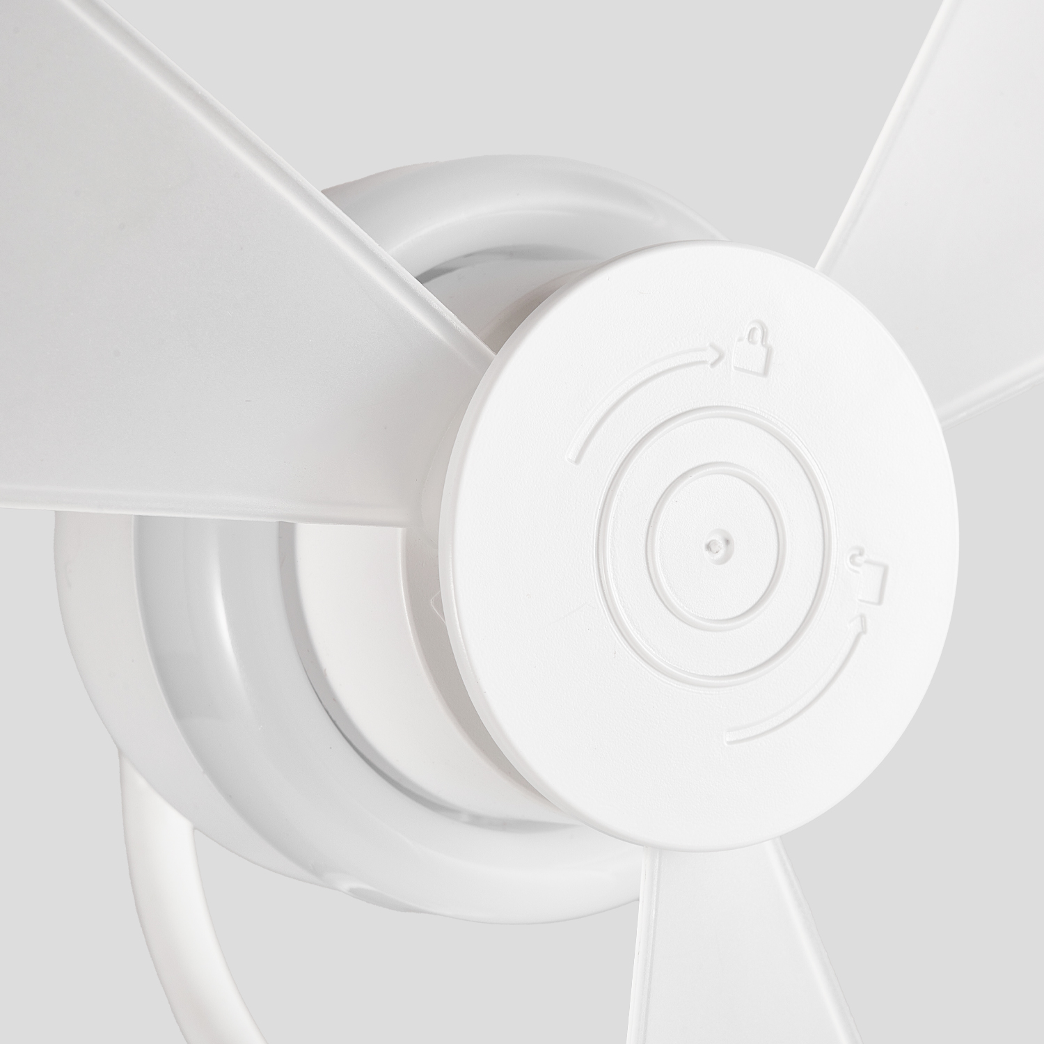 Primer plano del cubo y las aspas de un ventilador de techo blanco con un icono de candado.