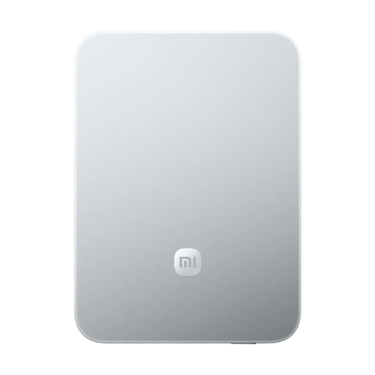 Beyaz arka plan üzerinde, alt kısımda gümüş rengi Mi logosu olan, yuvarlatılmış köşeli gri dikdörtgen powerbank.