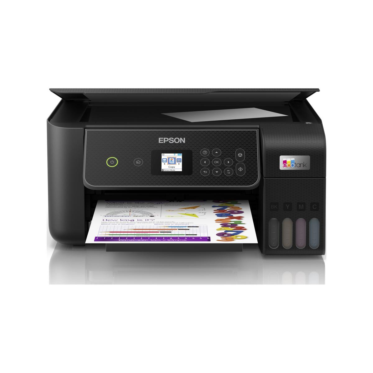 Una stampante nera Epson EcoTank stampa un documento colorato su sfondo bianco.