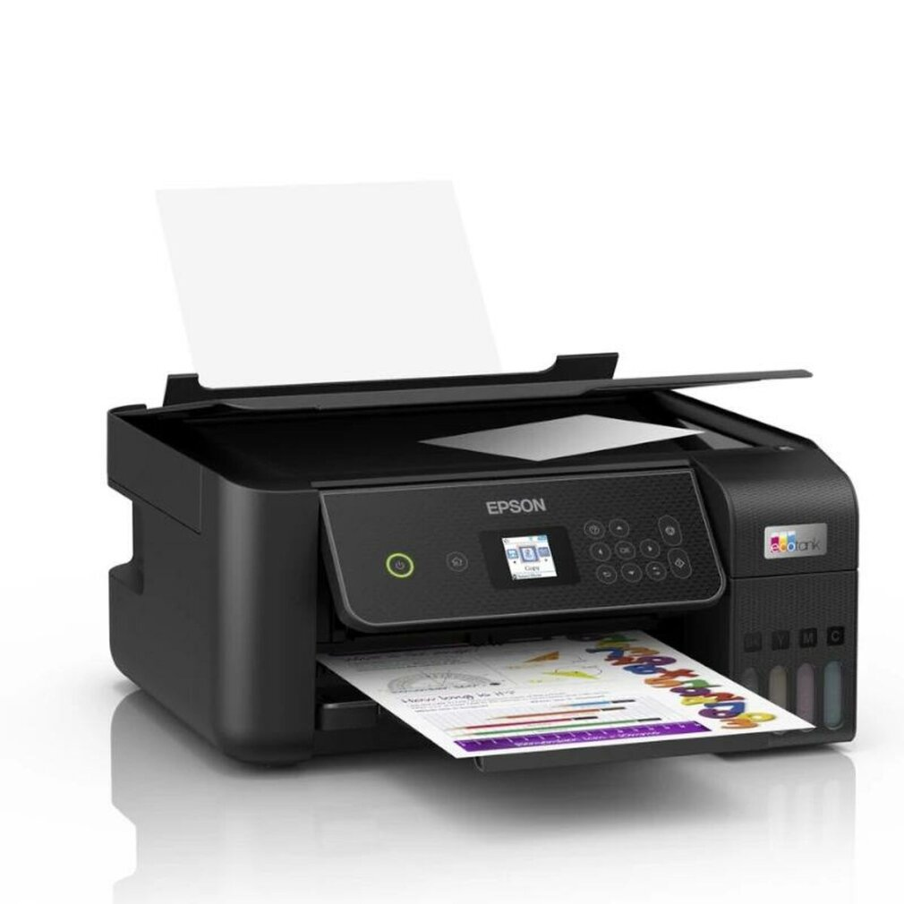 Una stampante nera Epson EcoTank stampa un documento colorato su sfondo bianco.