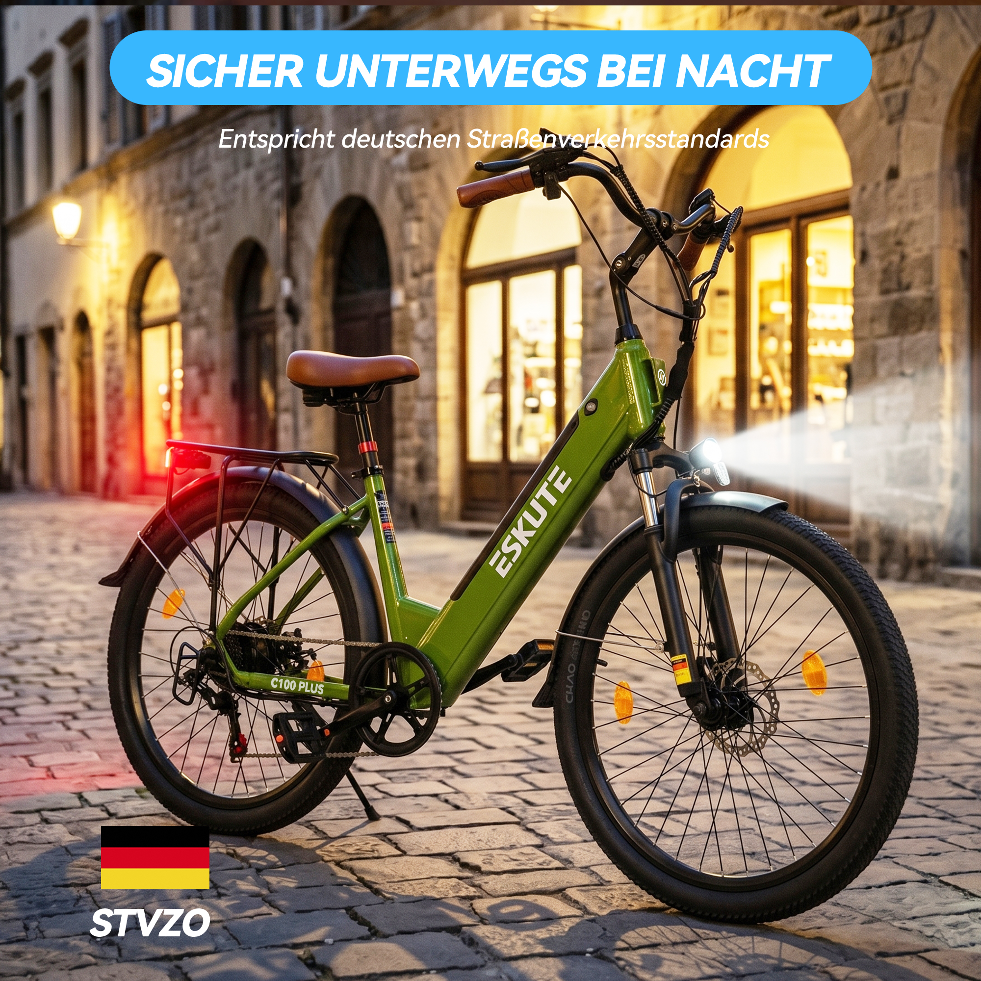 Grünes Eskute E-Bike auf nächtlicher Kopfsteinpflasterstraße mit leuchtender Frontlampe.