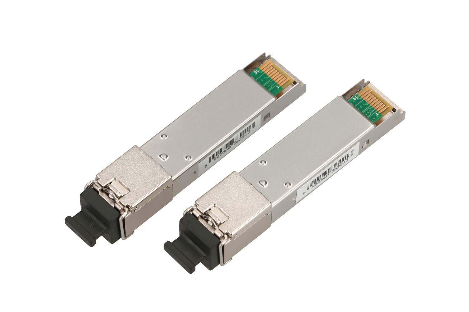 Dwa srebrne moduły nadawczo-odbiorcze QSFP z czarnymi nasadkami na białym tle.