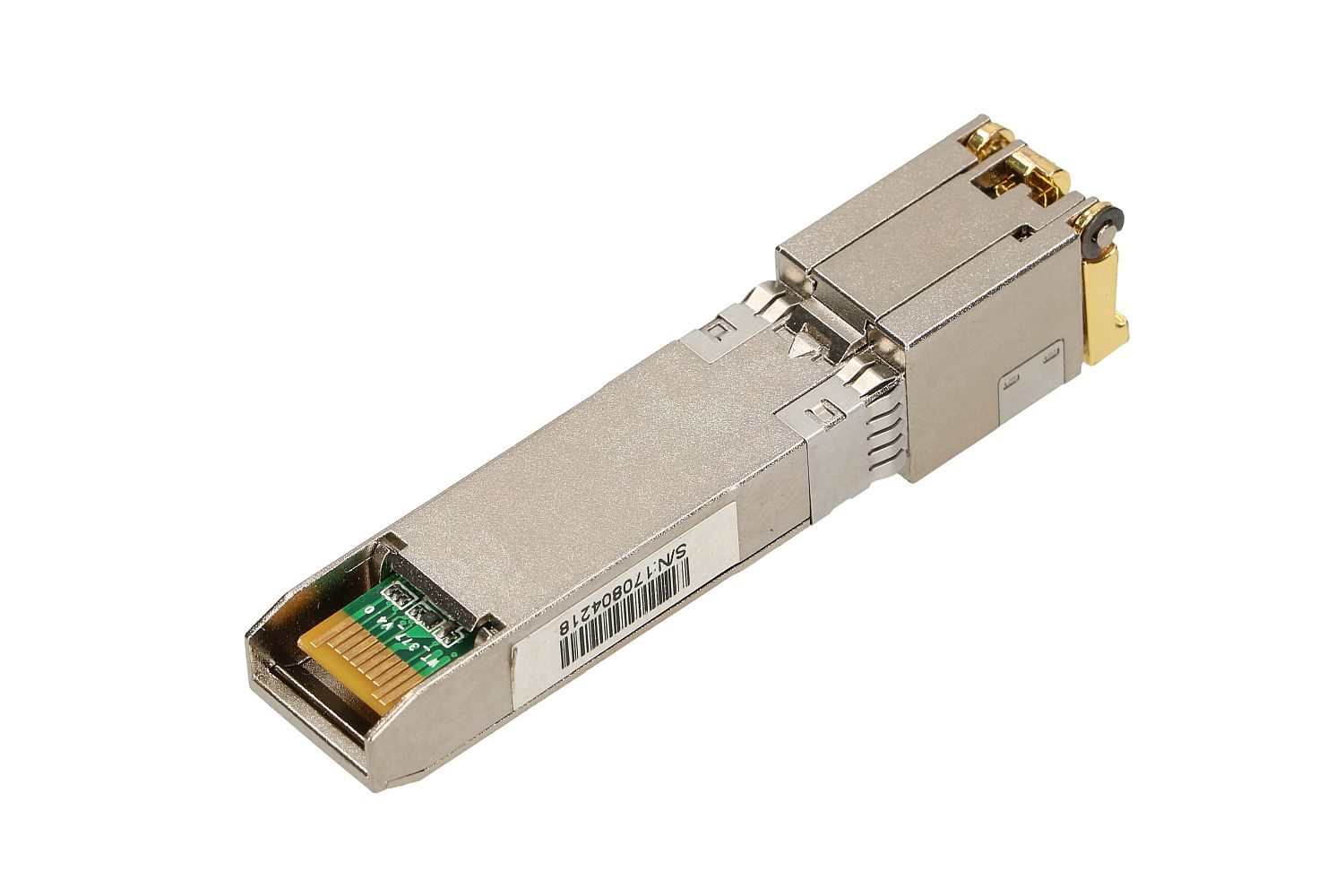 Srebrny moduł transceivera SFP z etykietą z kodem kreskowym i złotymi pinami na białym tle.
