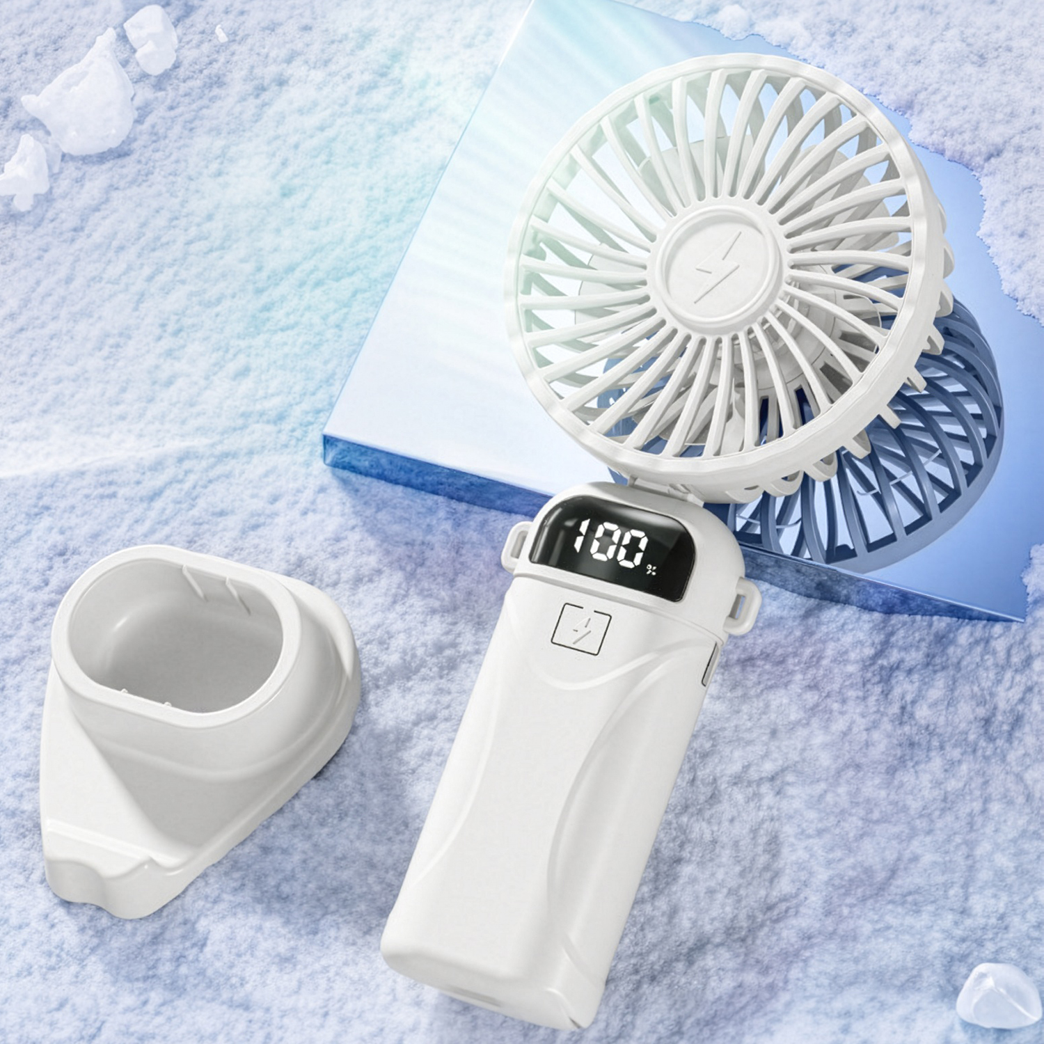 Ventilador de mano blanco portátil con pantalla digital sobre fondo helado.