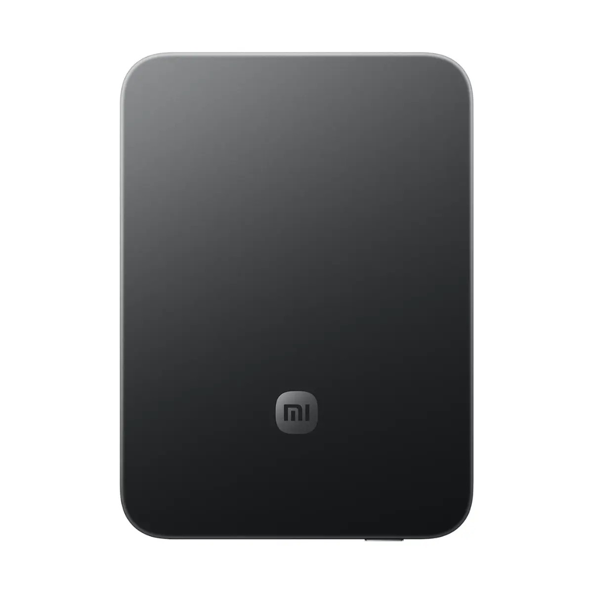 Düz beyaz arka planda alt orta kısımda Mi logosu bulunan koyu gri taşınabilir sabit disk.