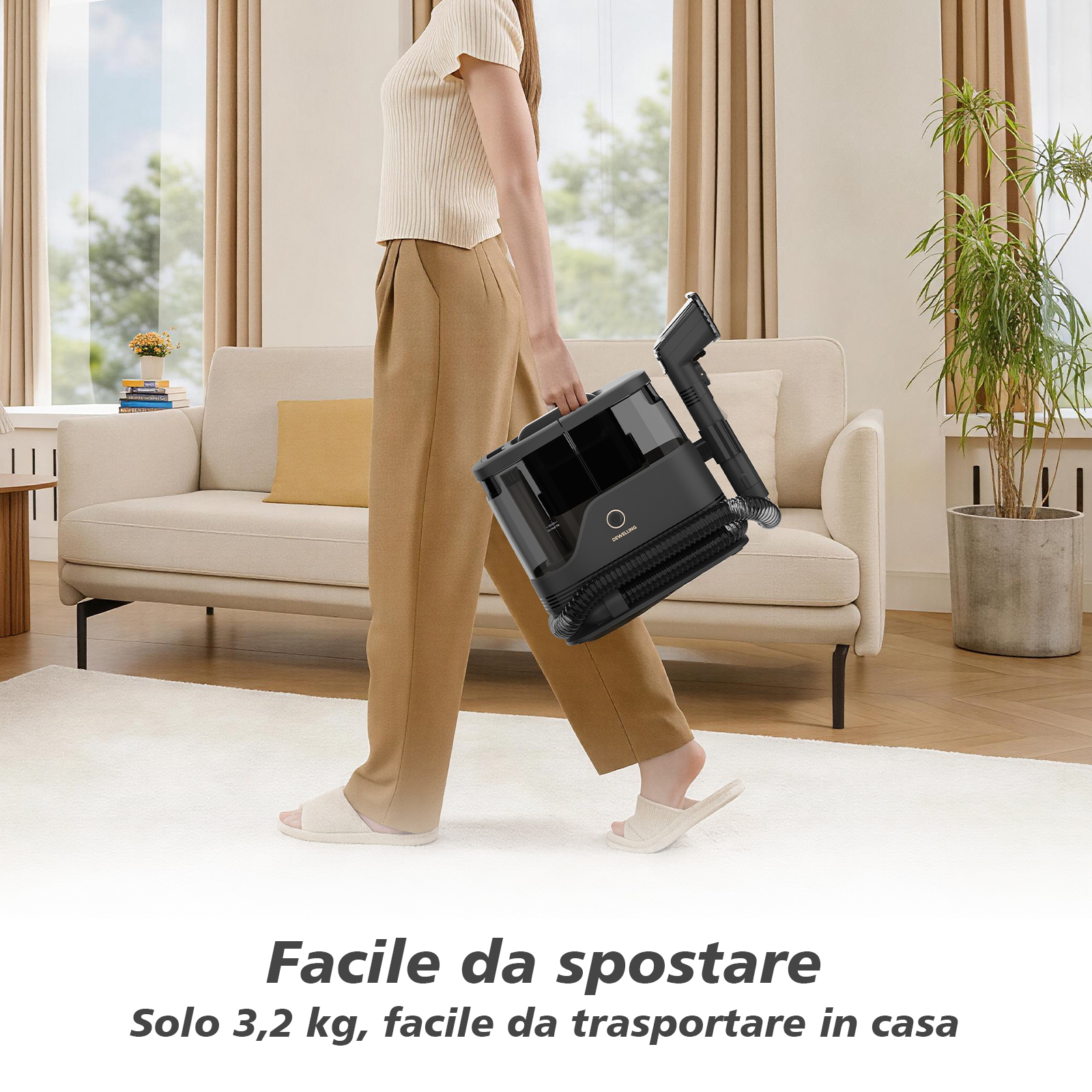 Una persona cammina in salotto trasportando un aspirapolvere nero portatile, con divano e pianta sullo sfondo.