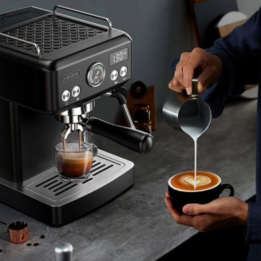 Macchina da espresso nera eroga caffè mentre mani versano latte in una tazza.