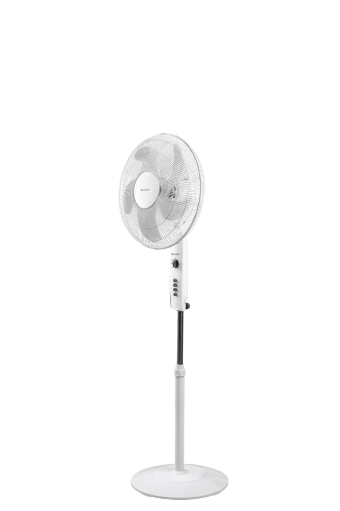 Un ventilatore a piantana bianco con stelo lungo e base rotonda su sfondo bianco.