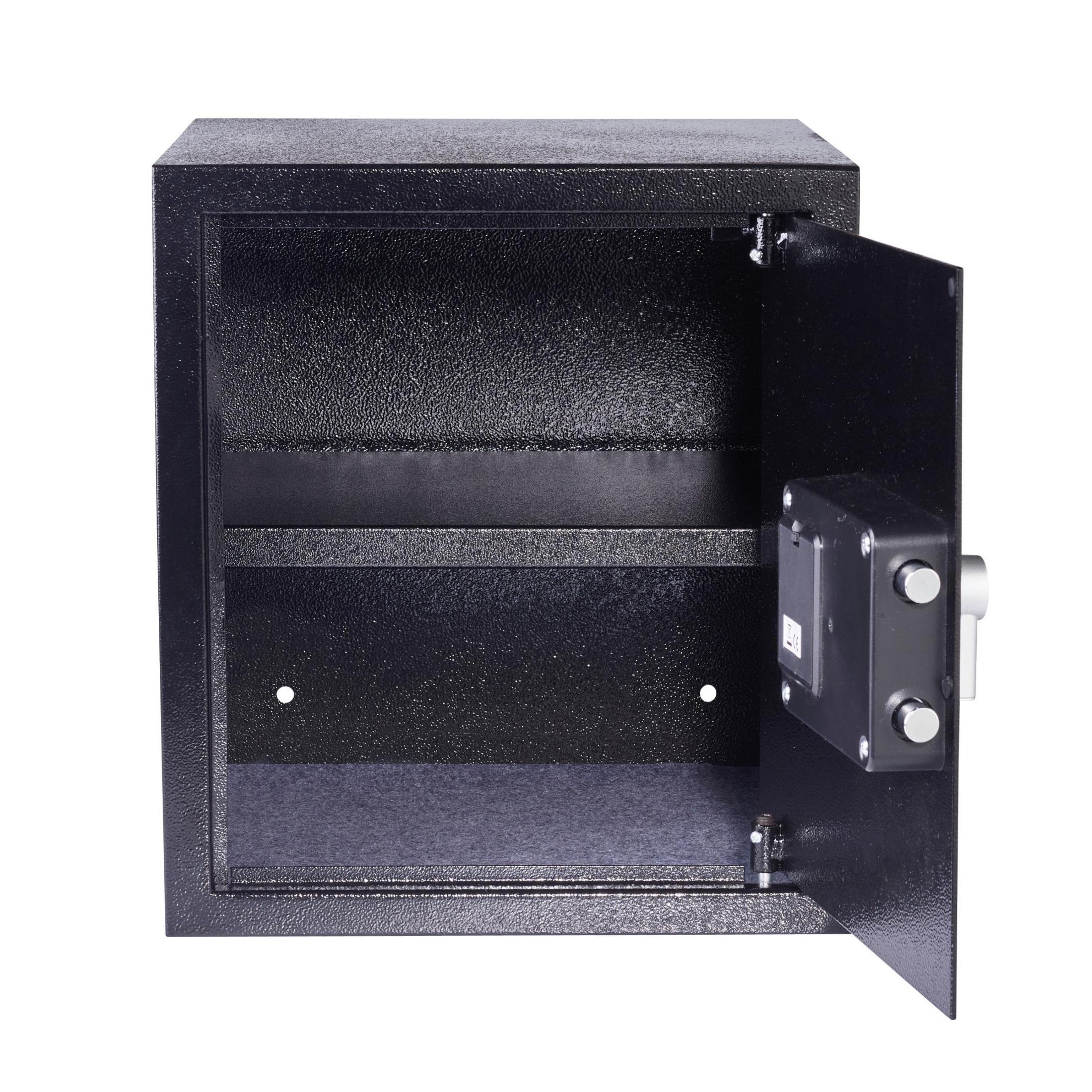 Una cassaforte in metallo nero con la porta aperta, che mostra un interno vuoto e un ripiano su sfondo bianco.