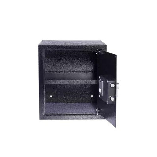 Una piccola cassaforte in metallo nero con la porta aperta, che rivela un interno vuoto e un ripiano.