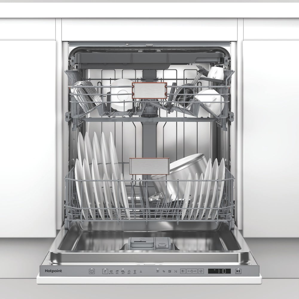 Lavastoviglie Hotpoint aperta riempita con piatti puliti e una pentola nei cestelli.