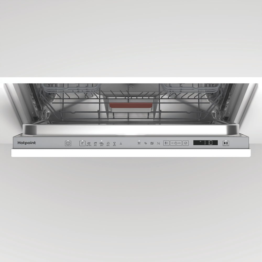 Lavastoviglie Hotpoint aperta con cestelli visibili e pannello di controllo digitale.