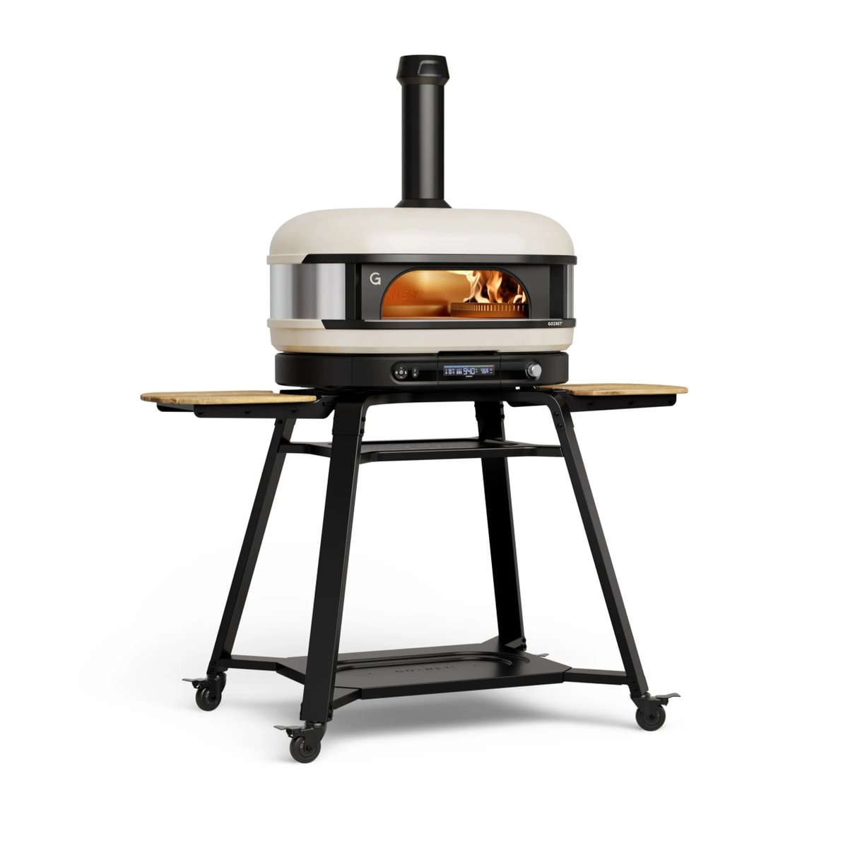 Ein weißer Pizzaofen mit schwarzem Schornstein auf einem fahrbaren Metalltisch mit Holzelementen und brennendem Feuer.