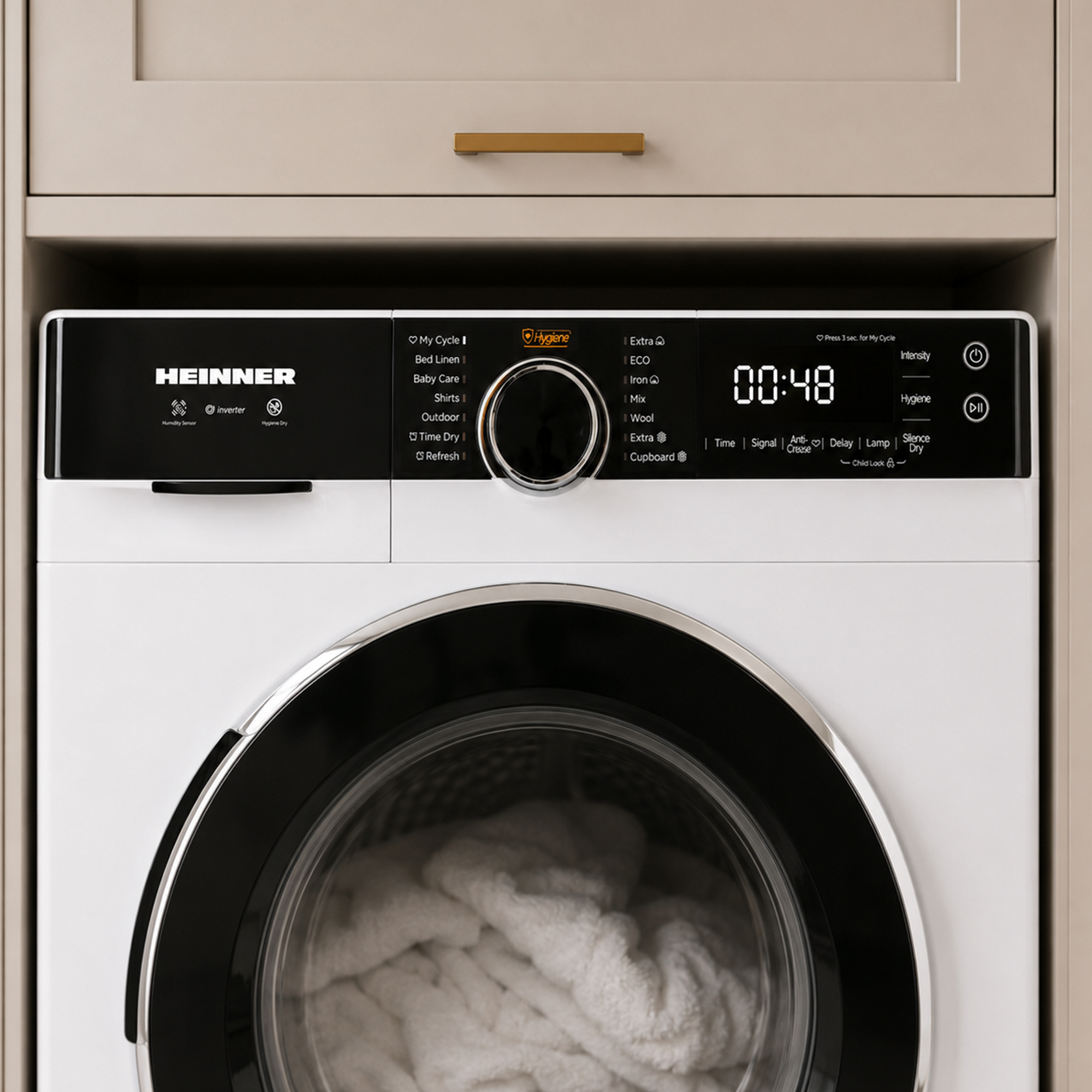 Eine weiße Heinner-Waschmaschine mit schwarzem Bedienfeld und Digitalanzeige 00:48 in einem Schrank eingebaut.