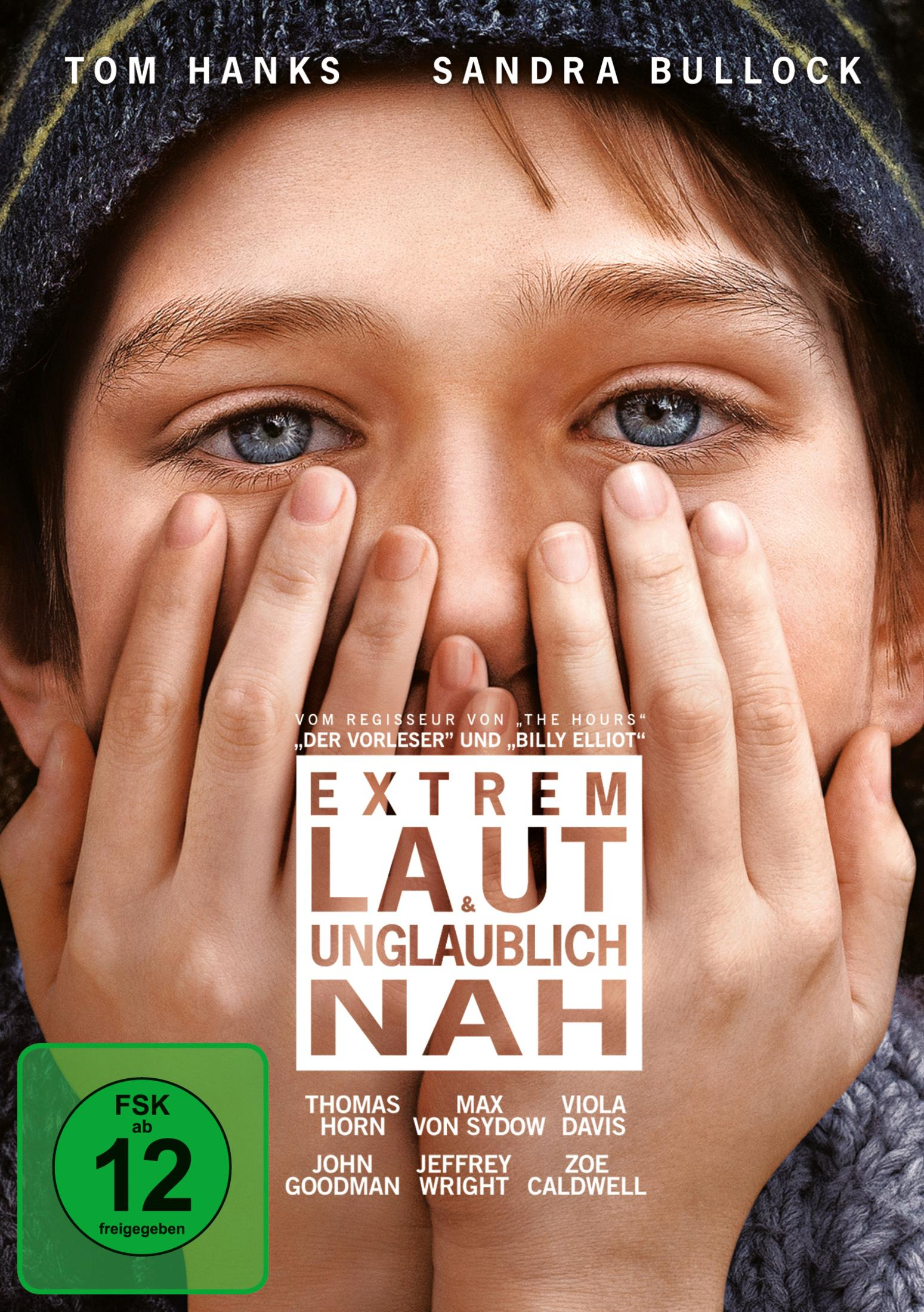 Nahaufnahme eines Jungen mit blauen Augen, der sein Gesicht mit beiden Händen verdeckt. Filmposter.