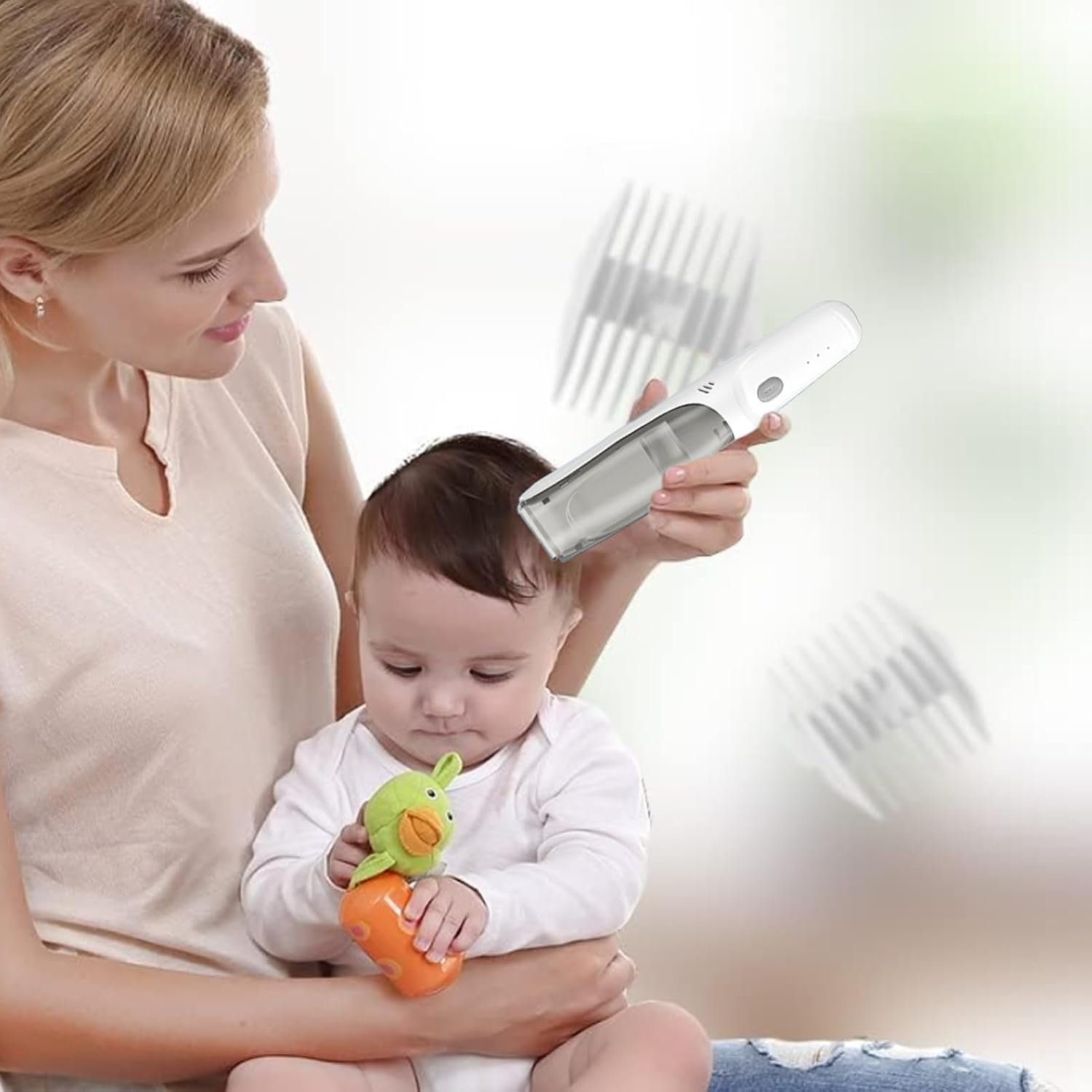 Eine Frau schneidet einem Baby mit einem kleinen weißen Haarschneider die Haare.