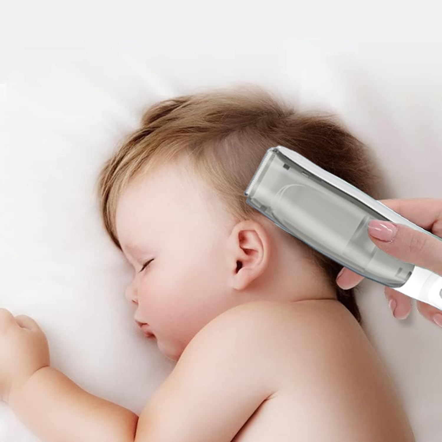 Eine Person schneidet mit einem elektrischen Rasierer vorsichtig die Haare eines schlafenden Babys.