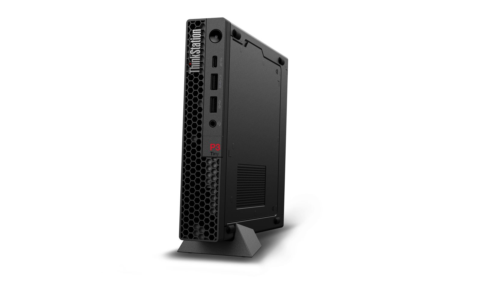 Czarny komputer Lenovo ThinkStation P3 Tiny na stojaku z siatkowym przodem na białym tle.
