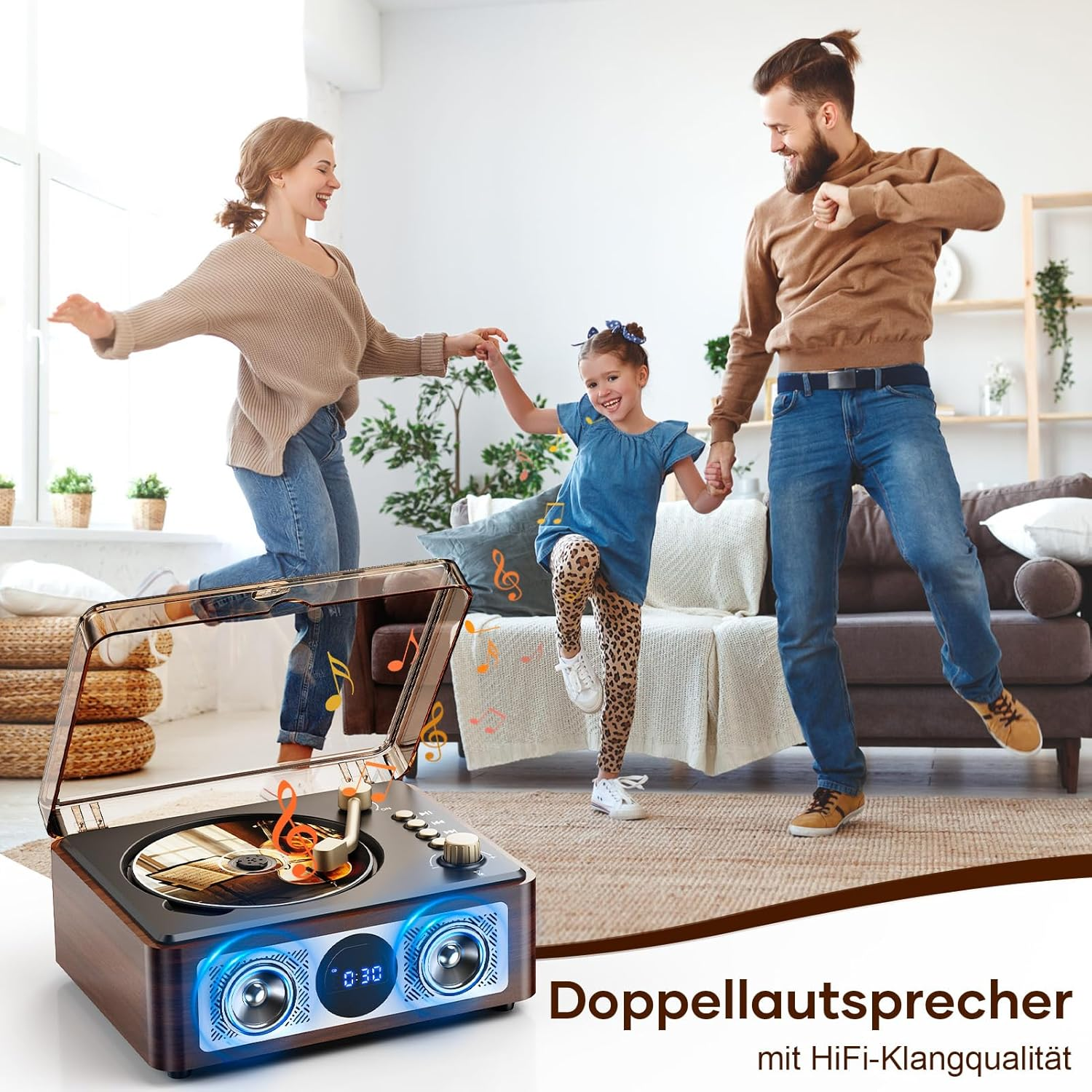 Eine Familie tanzt fröhlich im Wohnzimmer neben einem beleuchteten Schallplattenspieler.
