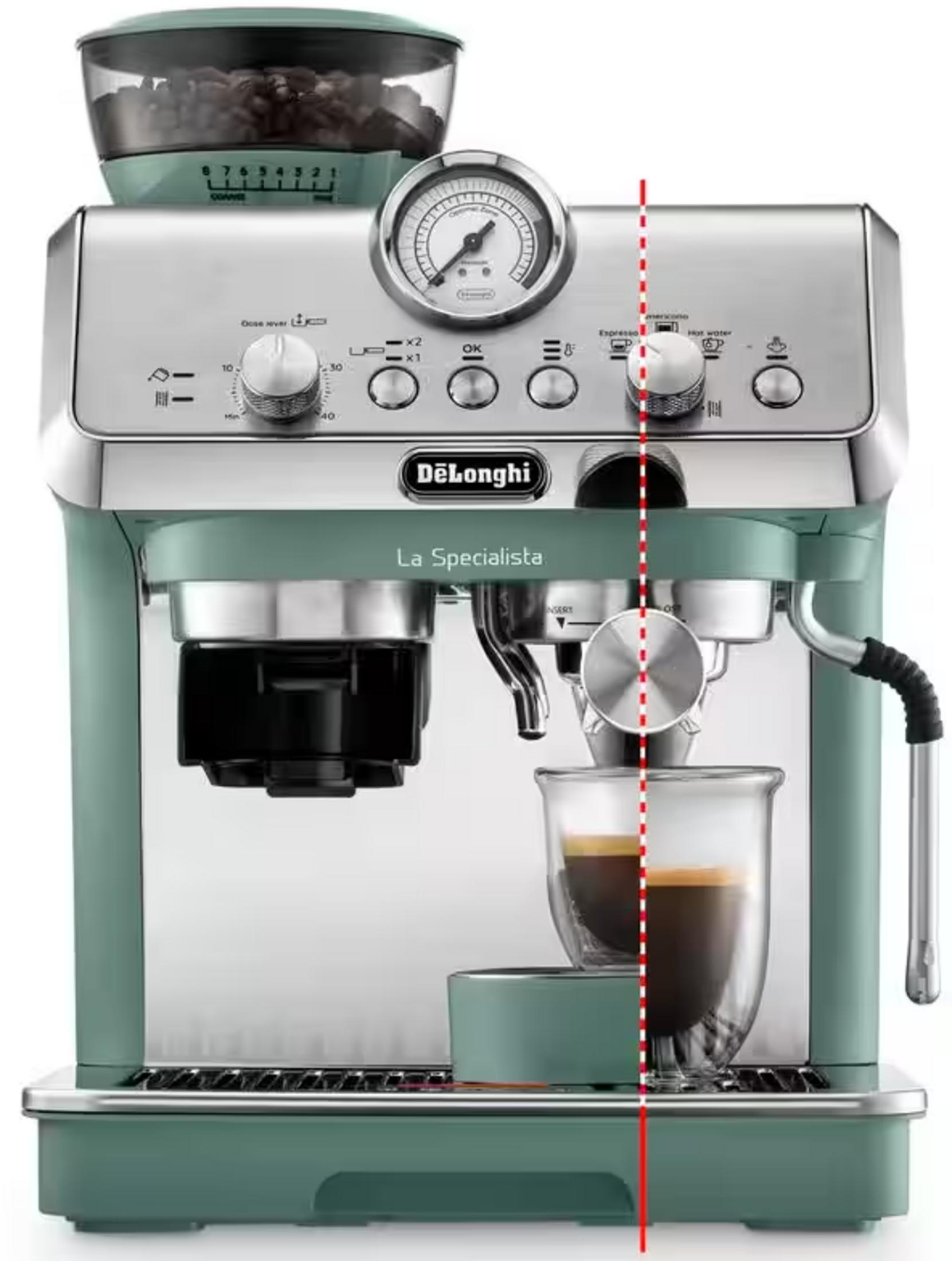 Basınç göstergeli ve çekirdek hazneseli yeşil De'Longhi La Specialista espresso makinesi.