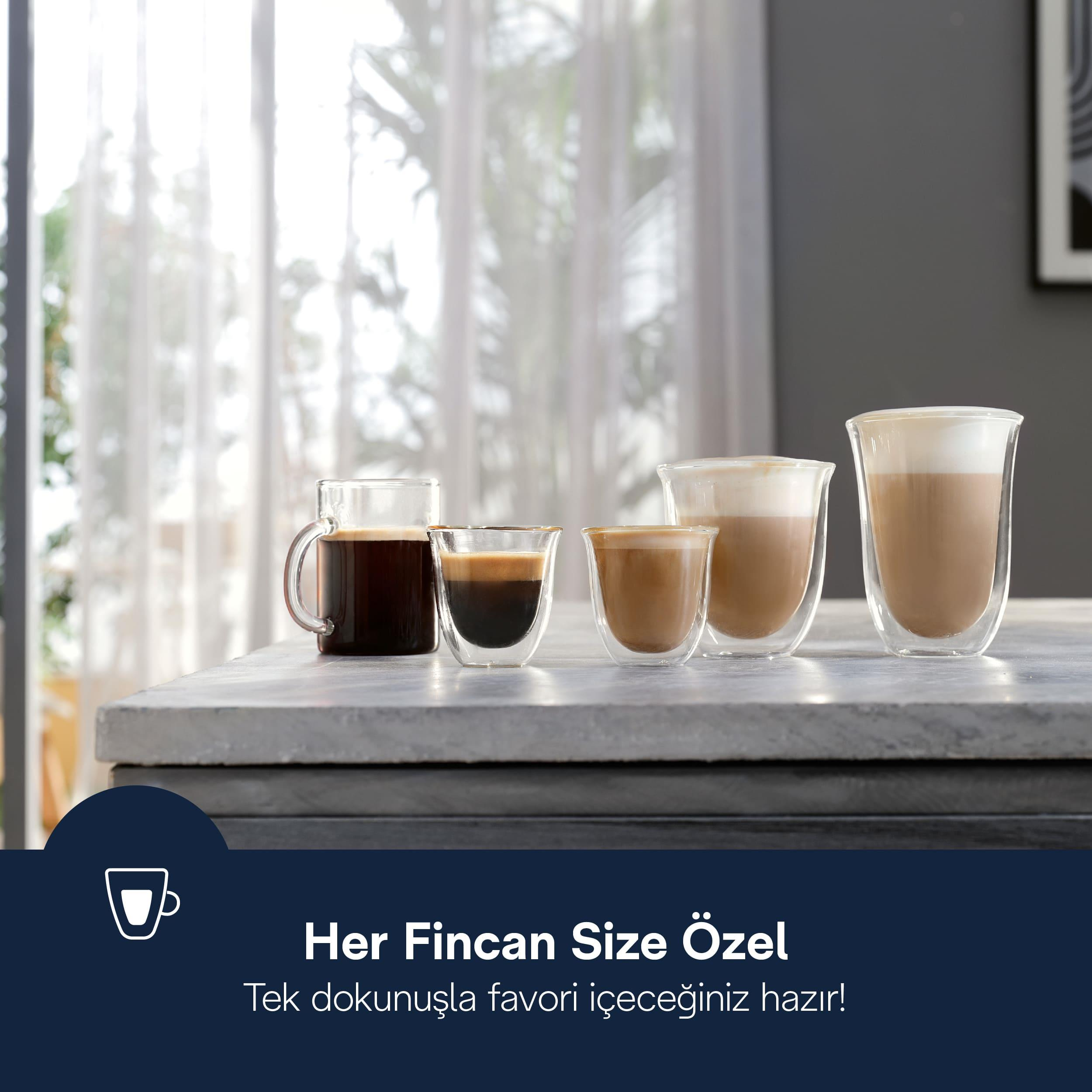 Aydınlık bir pencere önündeki masada cam bardaklarda çeşitli kahve çeşitleri.