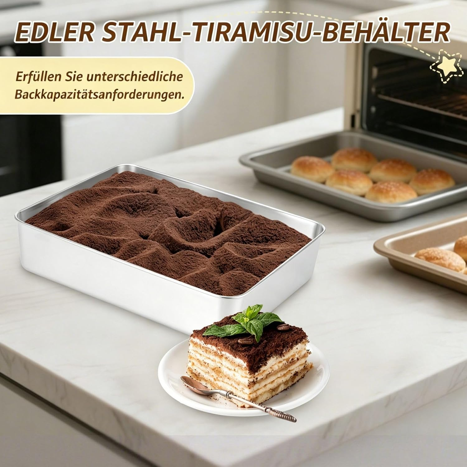 Edler Stahltiramisubehälter mit einer Tiramisu-Portion auf einem Teller und Brötchen im Hintergrund.