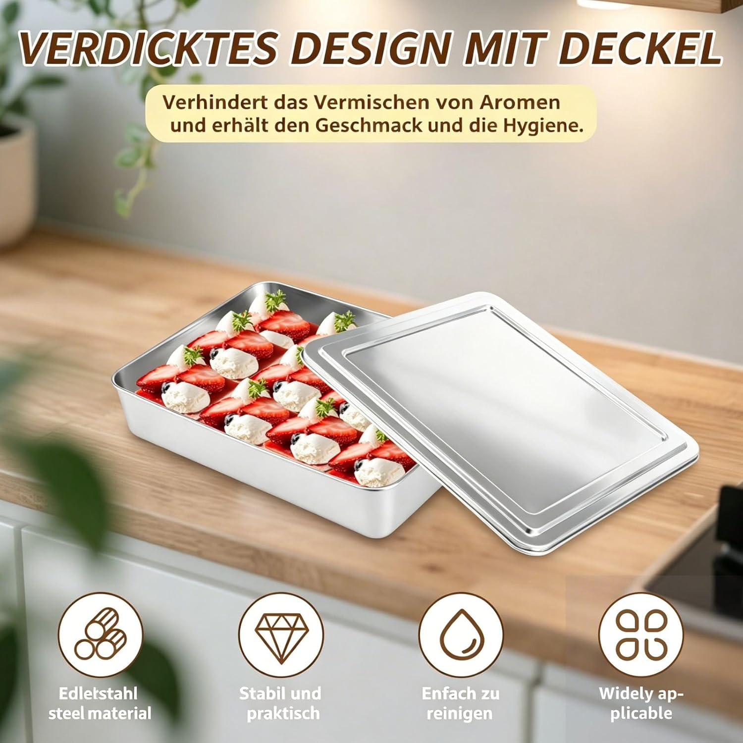 Edelstahlbehälter mit Deckel auf Holztisch, gefüllt mit Erdbeeren und Sahne.