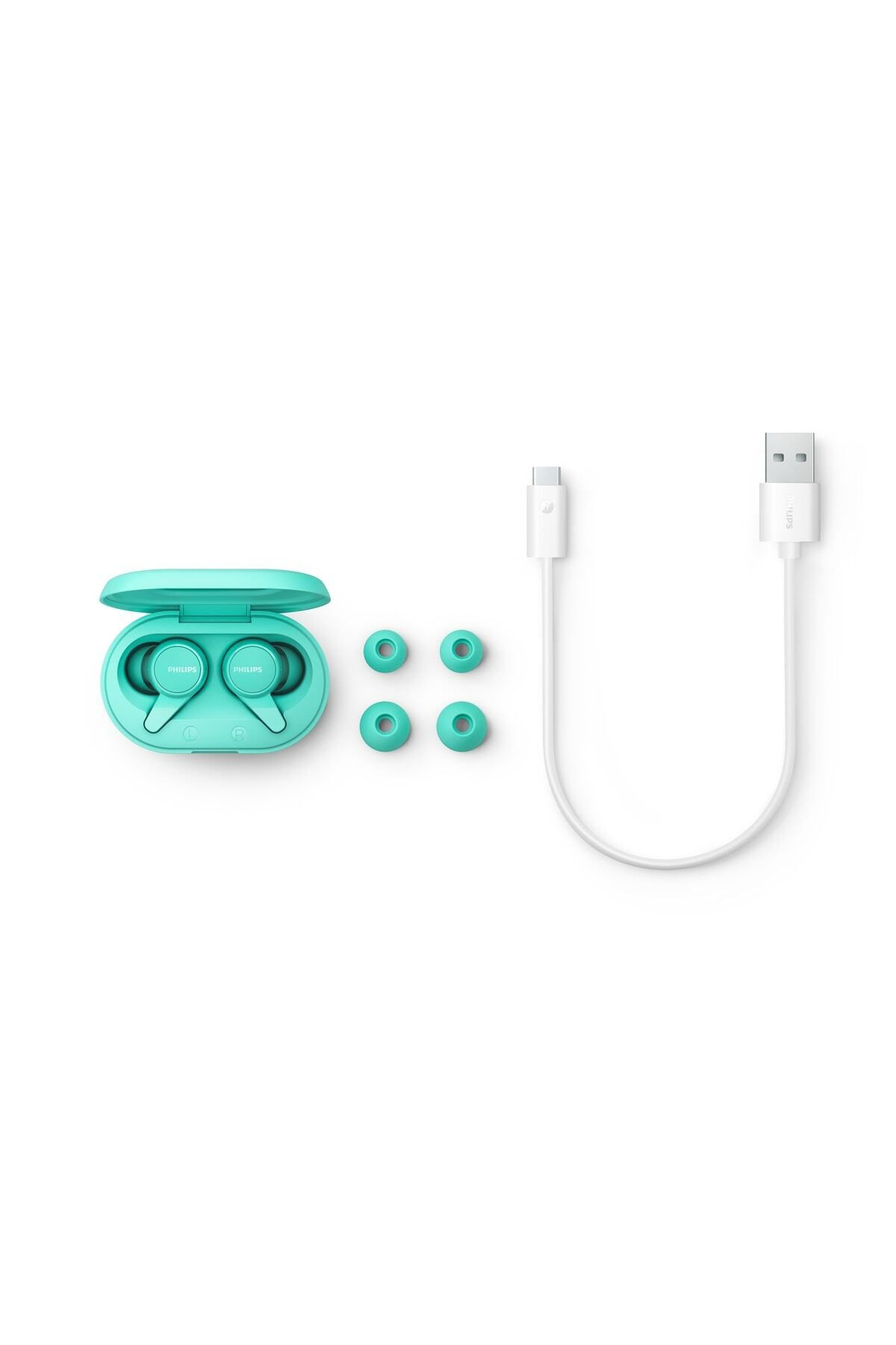 Sarj kutusu icinde turkuaz Philips kablosuz kulakliklar, yedek basliklar ve beyaz USB kablosu.