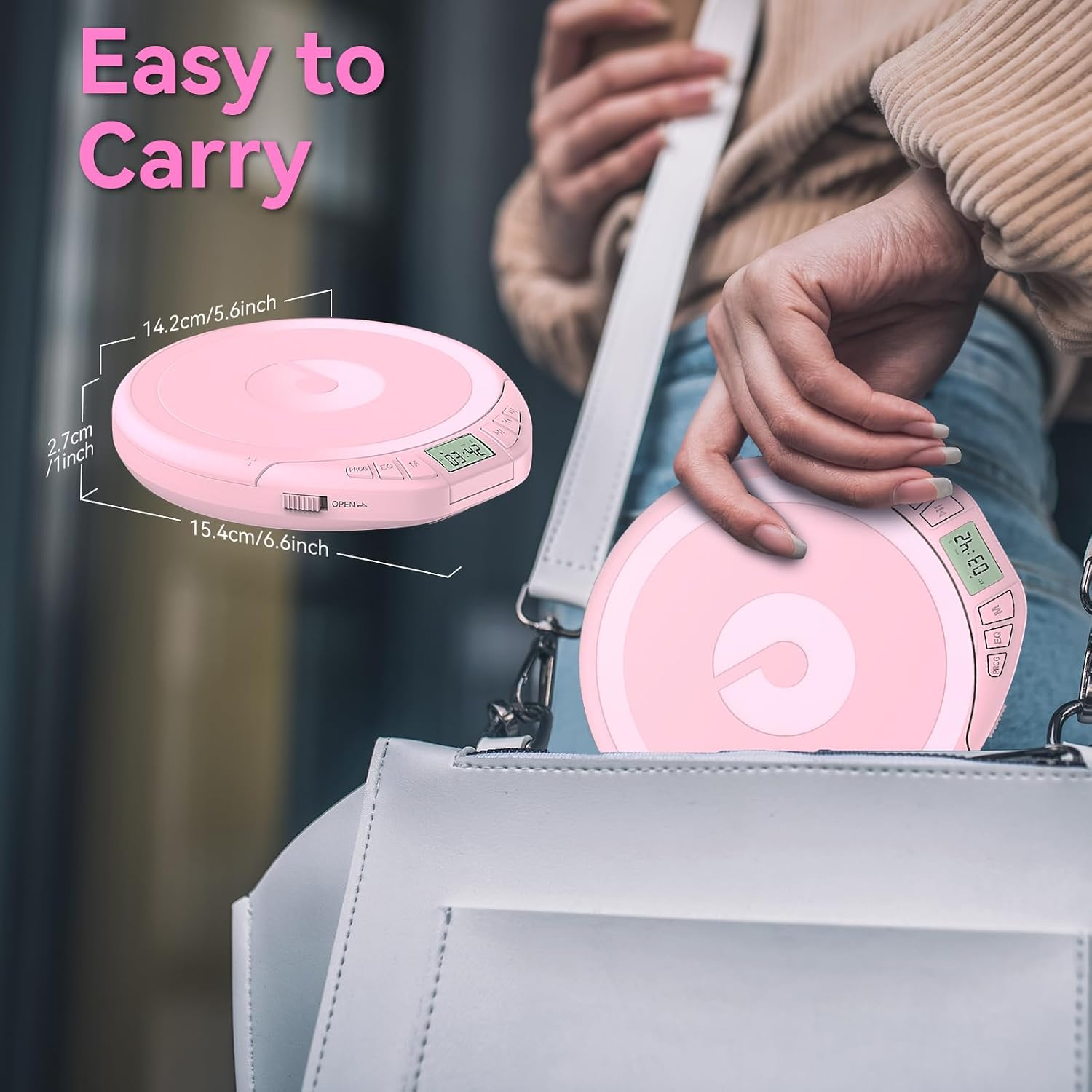 Eine Hand legt einen kleinen, runden, rosa CD-Player in eine weiße Handtasche.