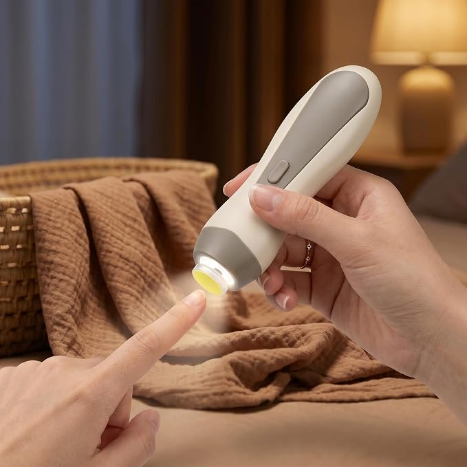 Eine Person benutzt eine elektrische Babynagelfeile mit Licht.