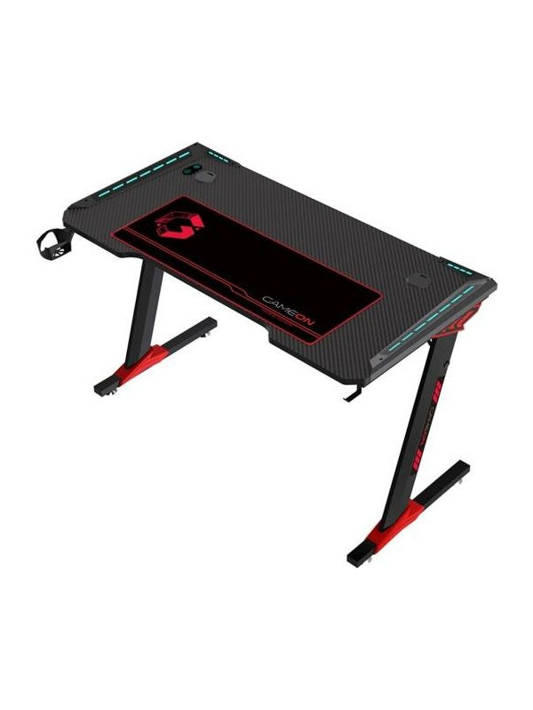 Karbon fiber dokulu, LED şeritli ve büyük mousepad'li siyah-kırmızı oyuncu masası, beyaz arka planda.