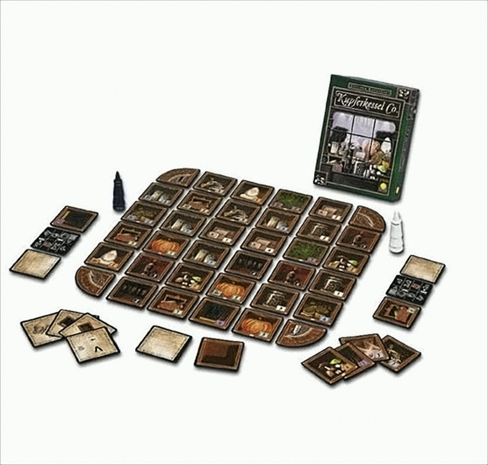 Ein Brettspiel mit quadratischen Kärtchen, Spielteilen und einer grünen Box namens Kupferkessel Co. auf weißem Grund.